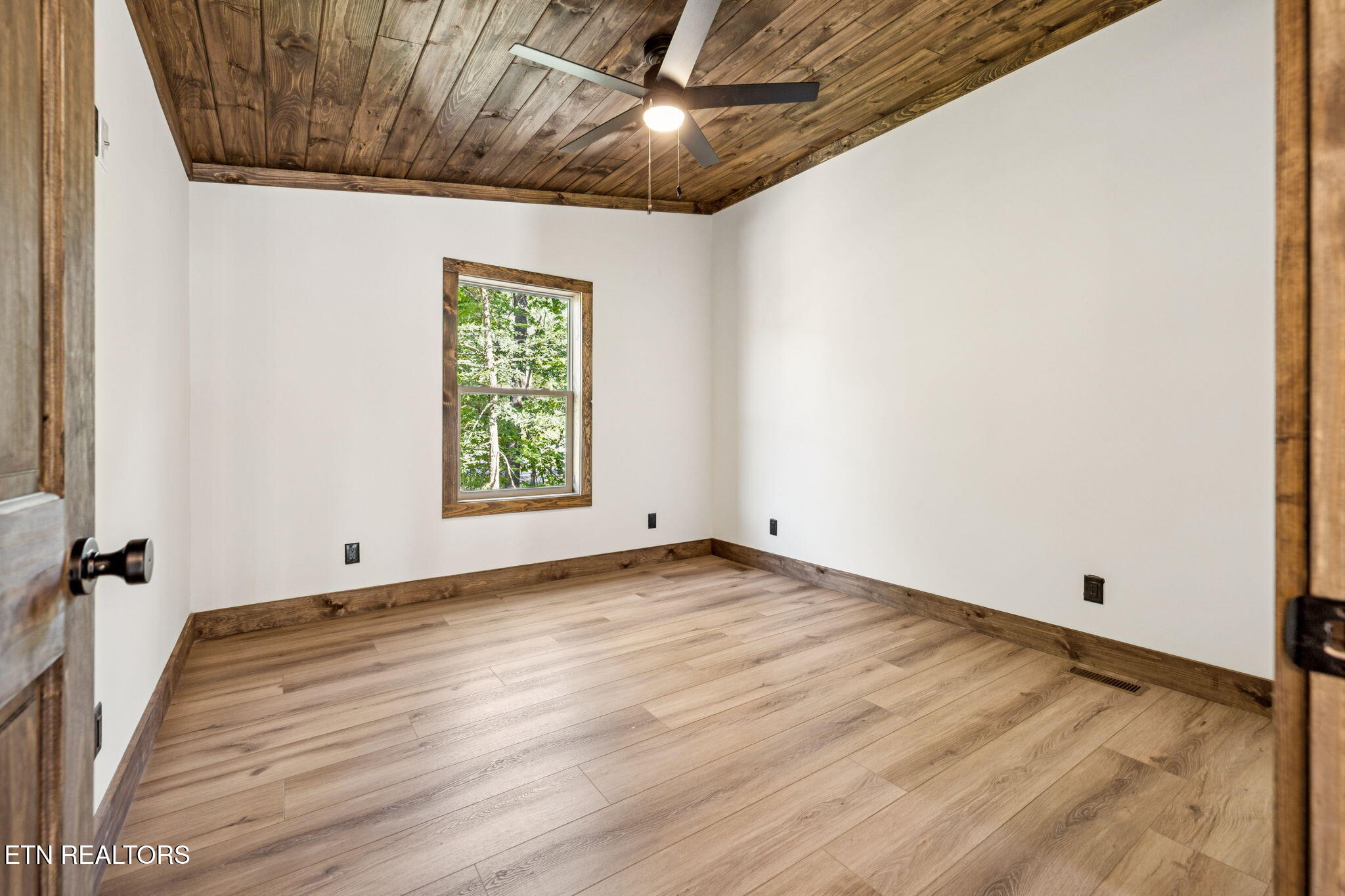 733 Country Oaks Lane Lafollette TN 37766