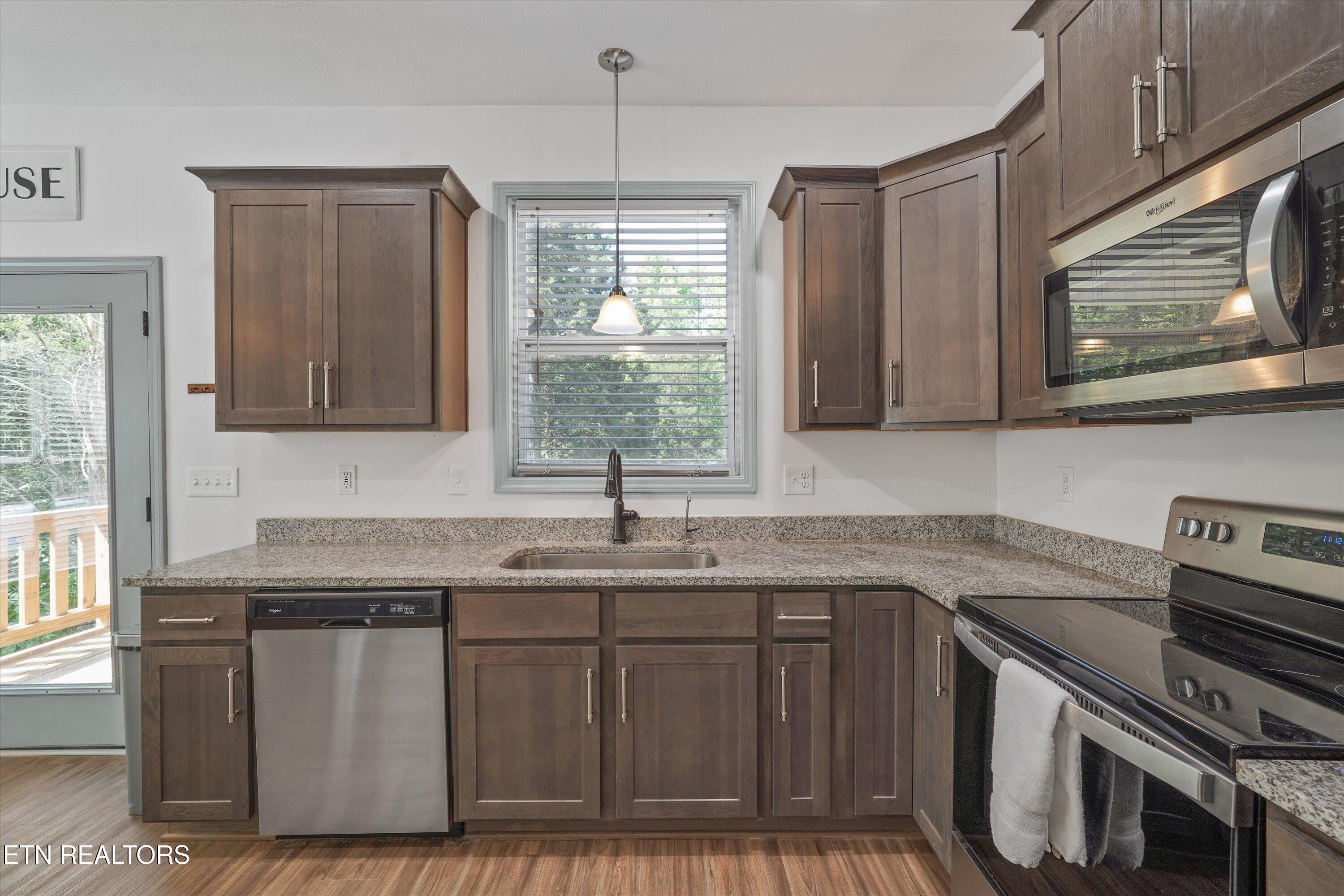 1925 Harbor Lane Dandridge TN 37725