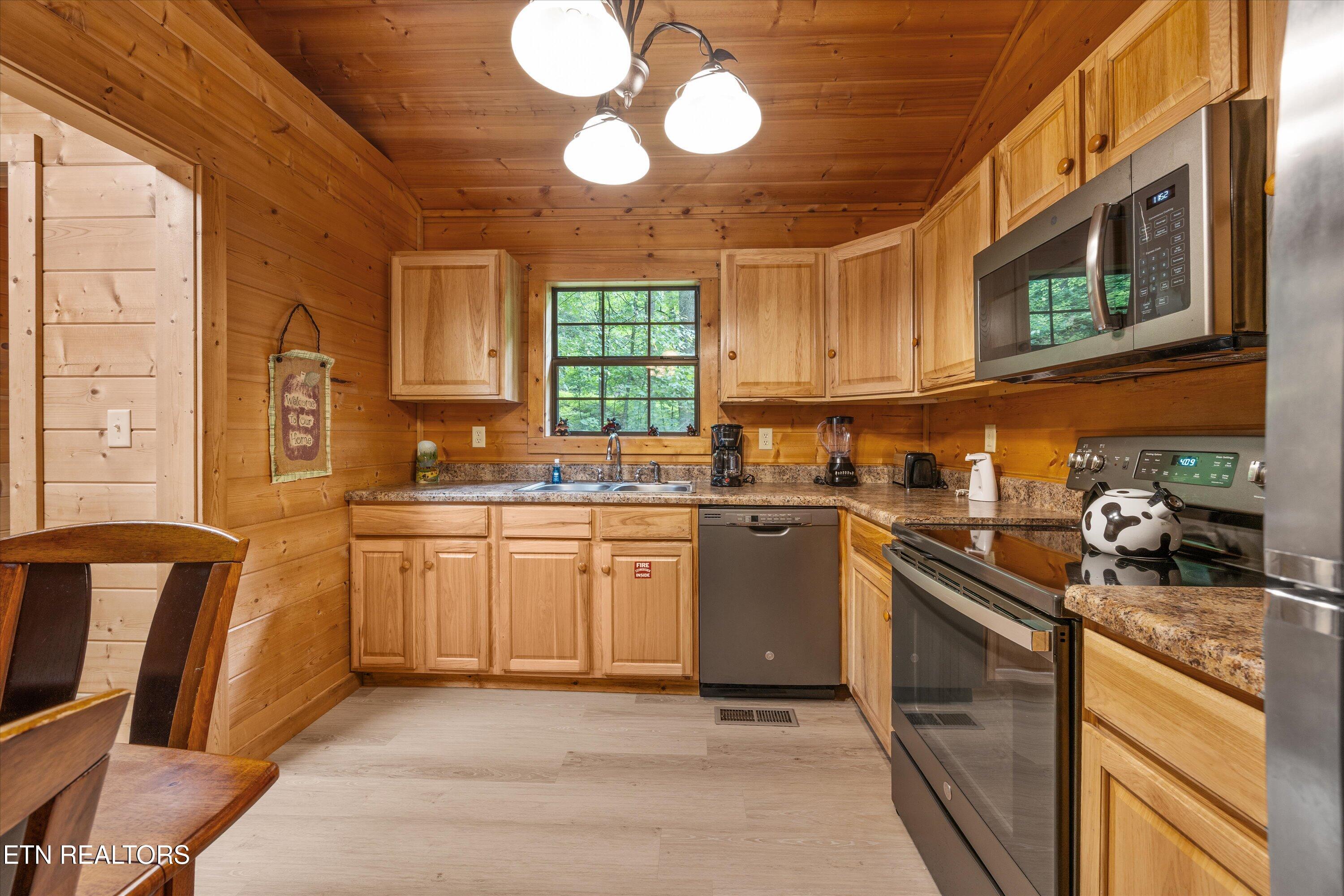 927 Stone Trail Sevierville TN 37876