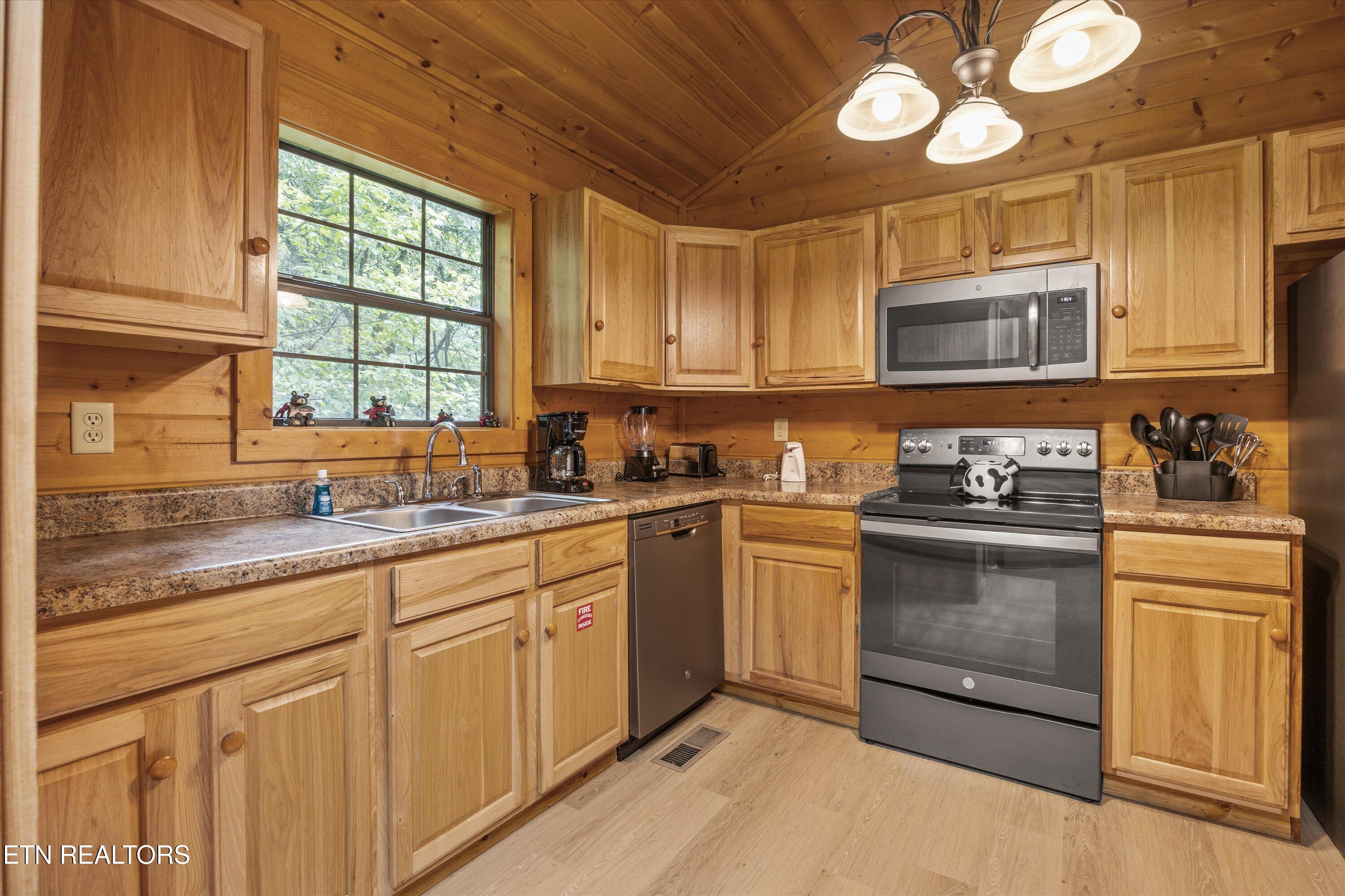 927 Stone Trail Sevierville TN 37876