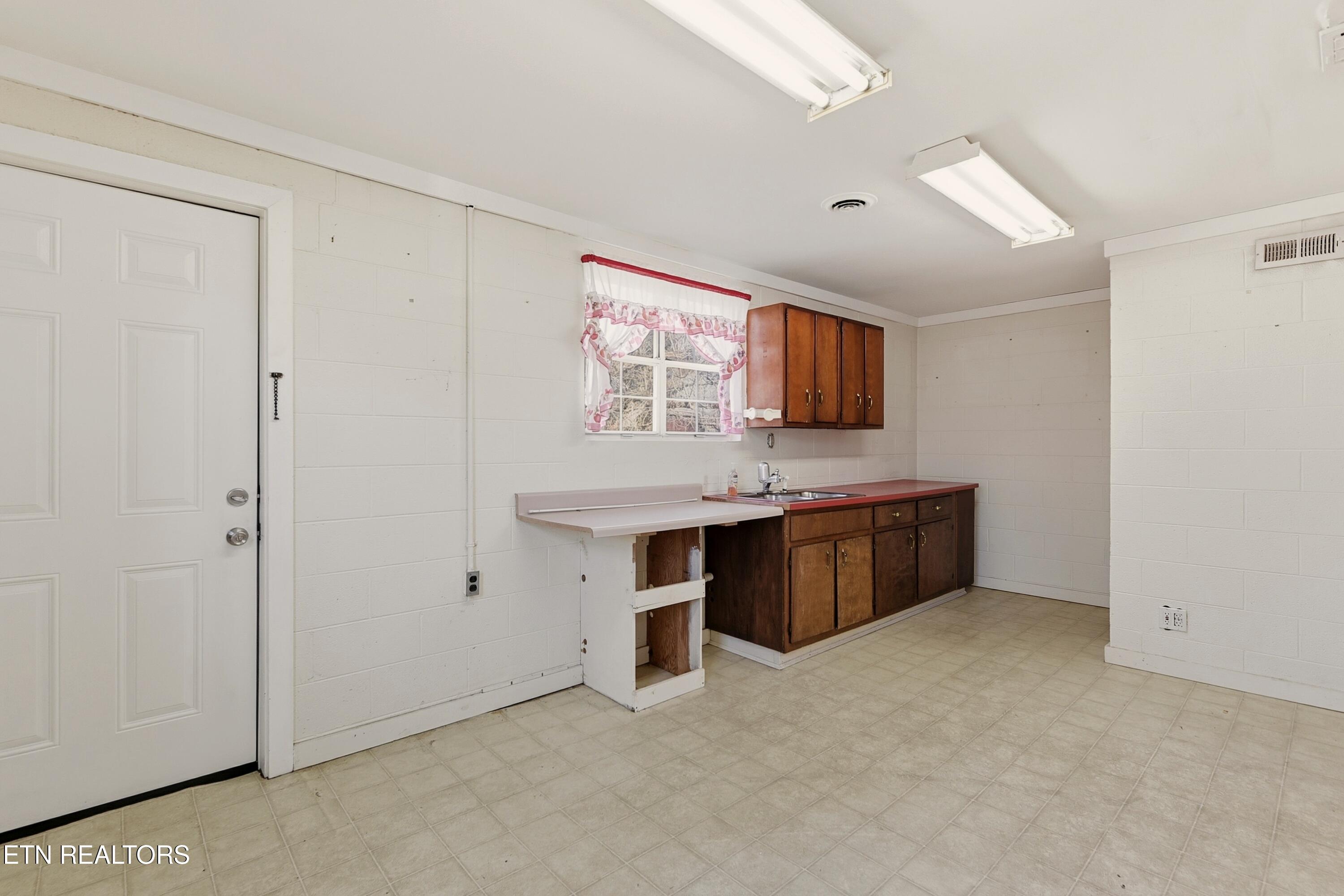 400 N Main Street Clinton TN 37716