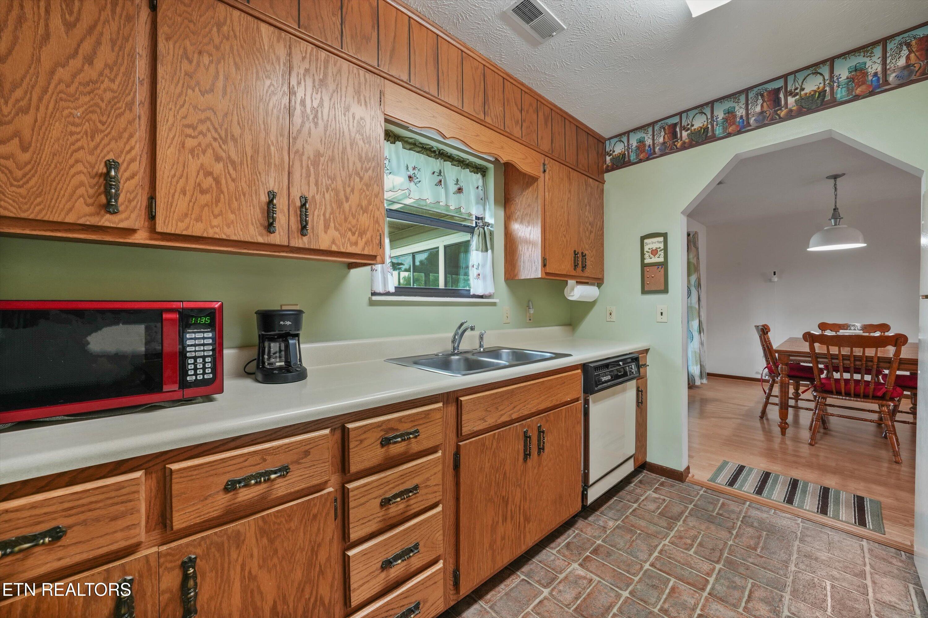 426 Woods View Circle Kodak TN 37764