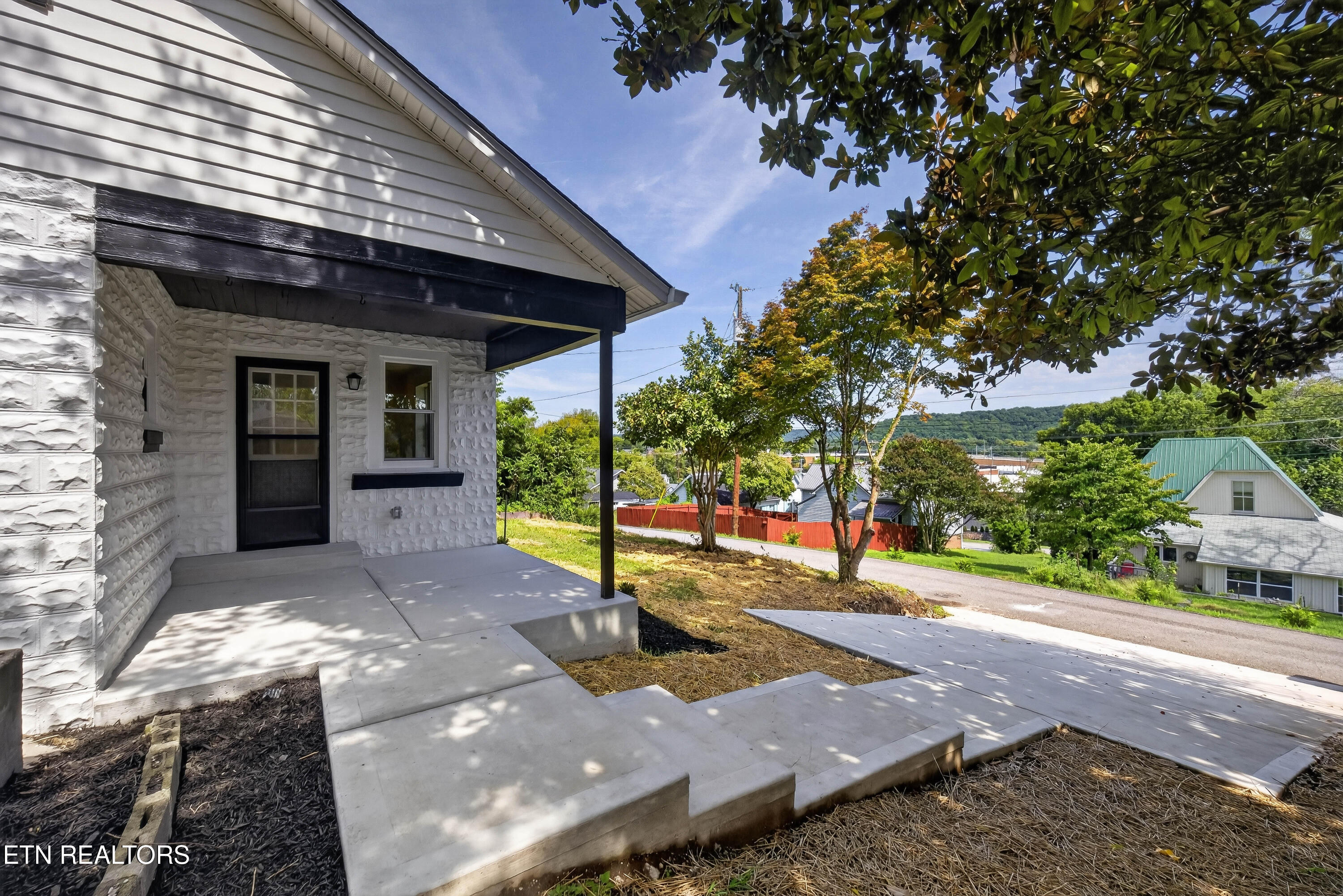 322 Oak Street Clinton TN 37716