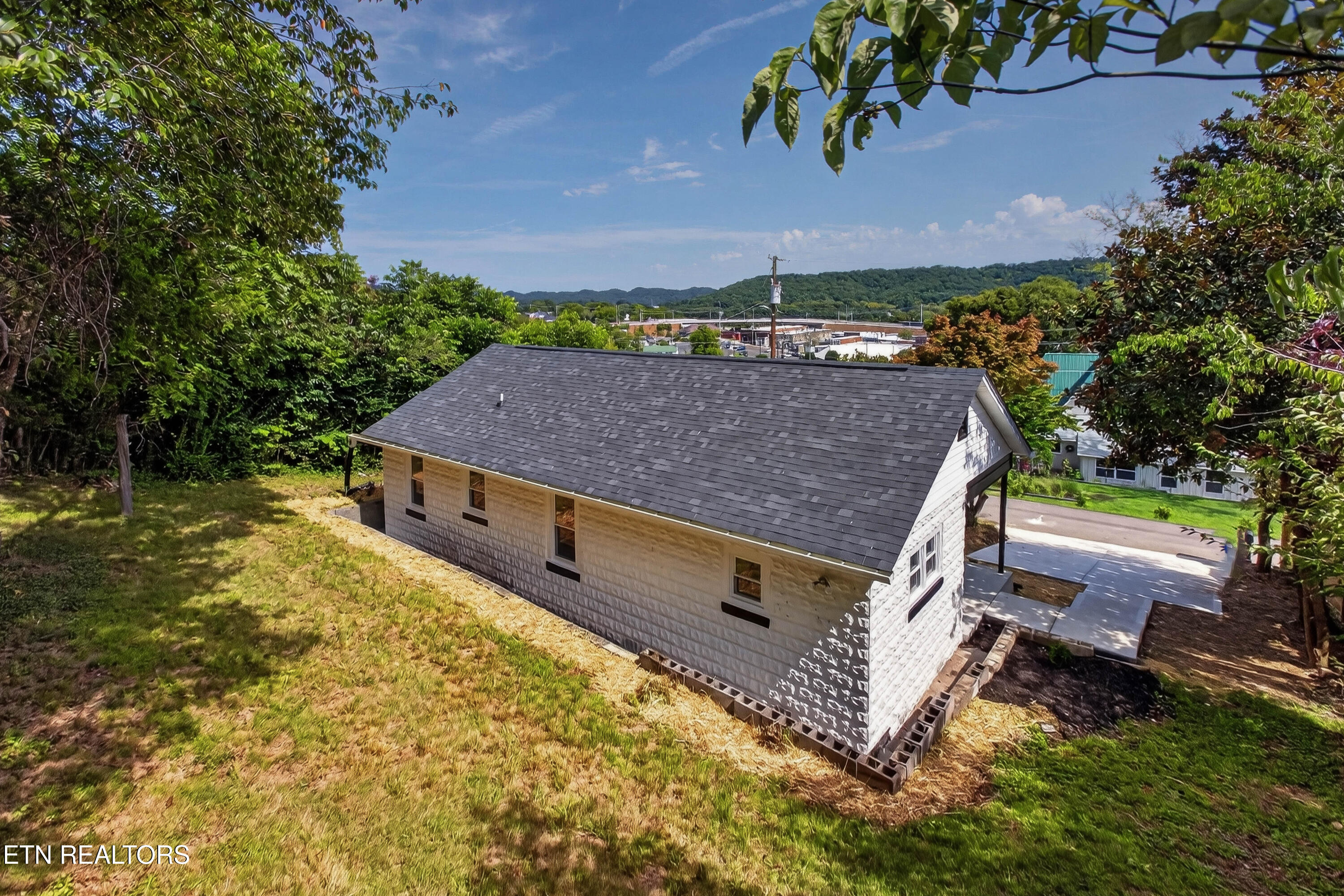322 Oak Street Clinton TN 37716