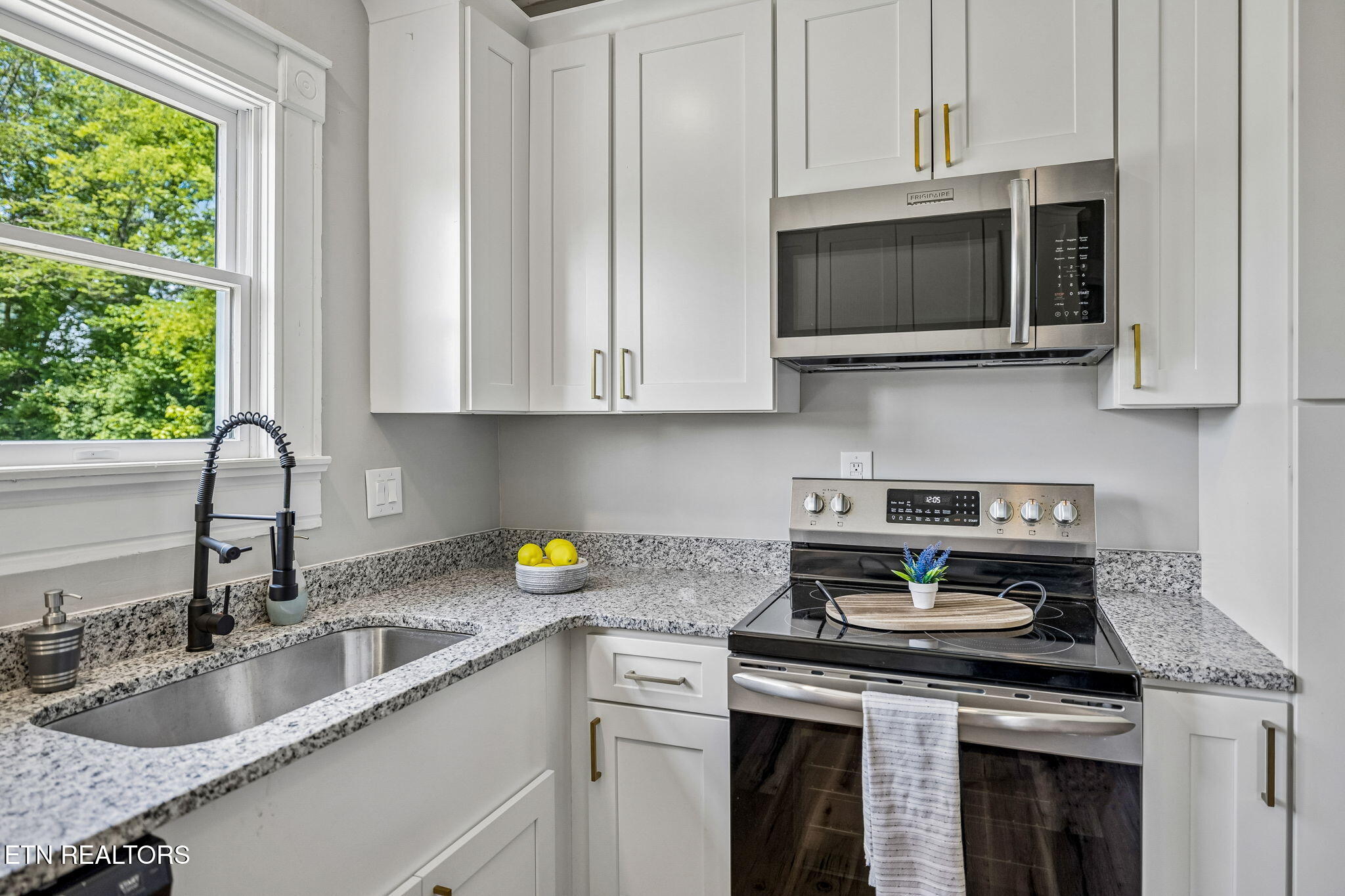 902 Queen Avenue Harriman TN 37748