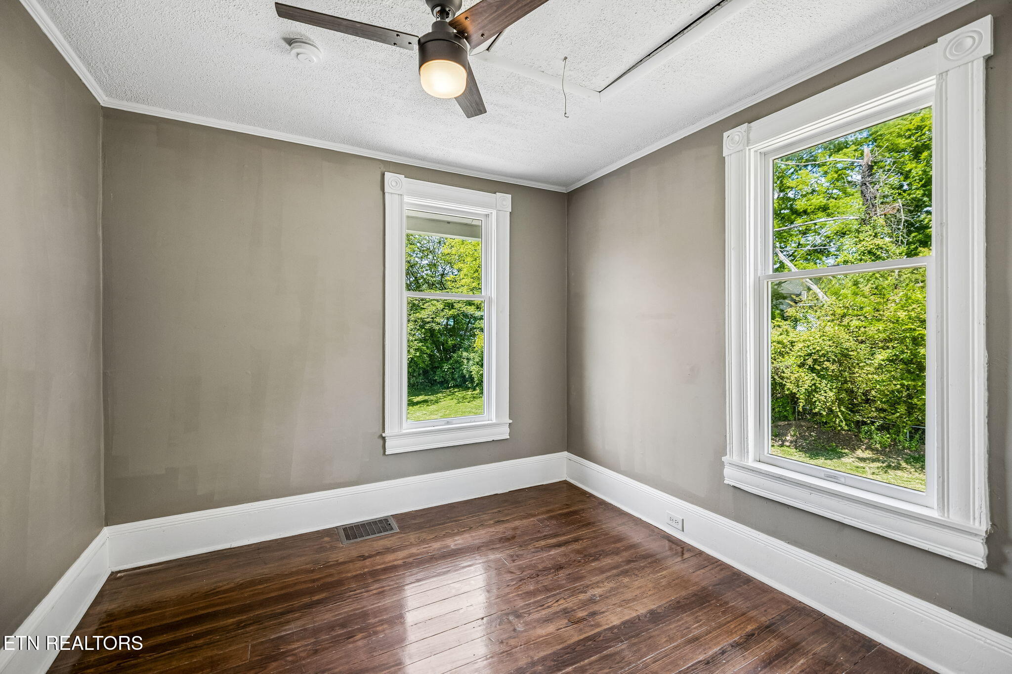 902 Queen Avenue Harriman TN 37748