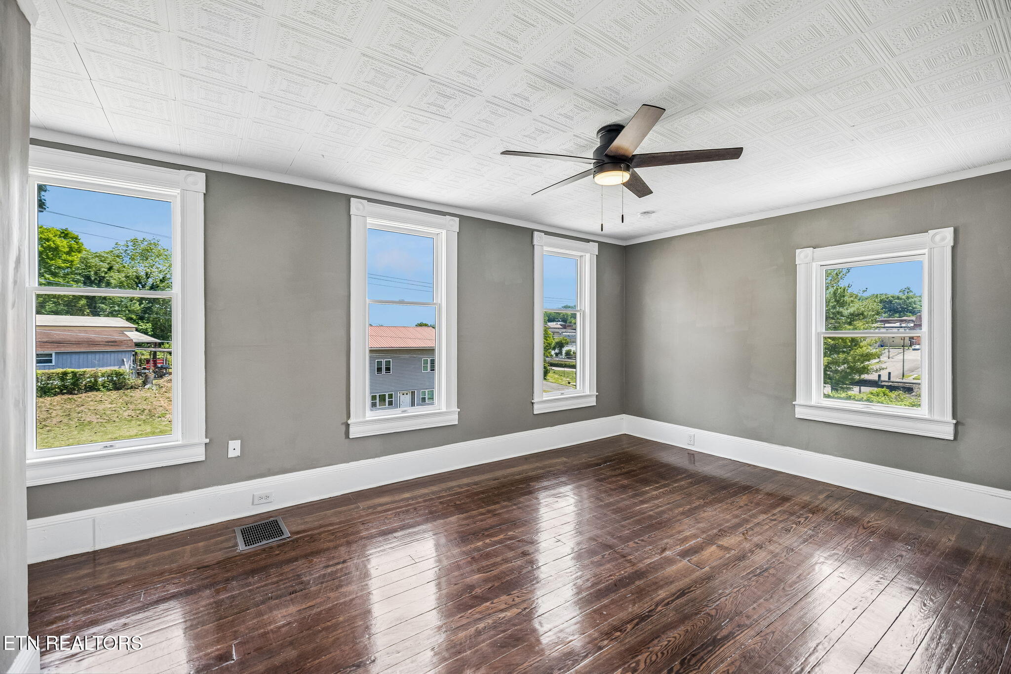 902 Queen Avenue Harriman TN 37748