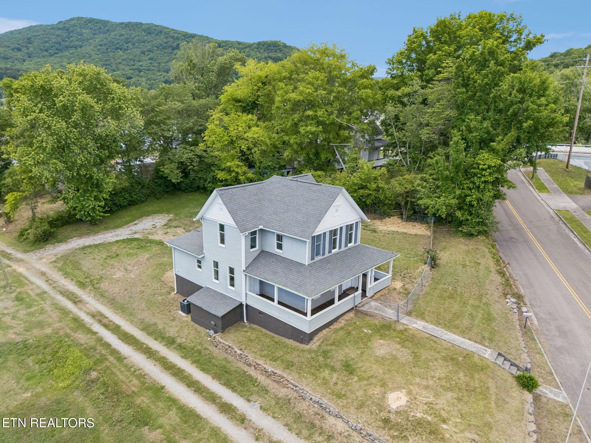 902 Queen Avenue Harriman TN 37748