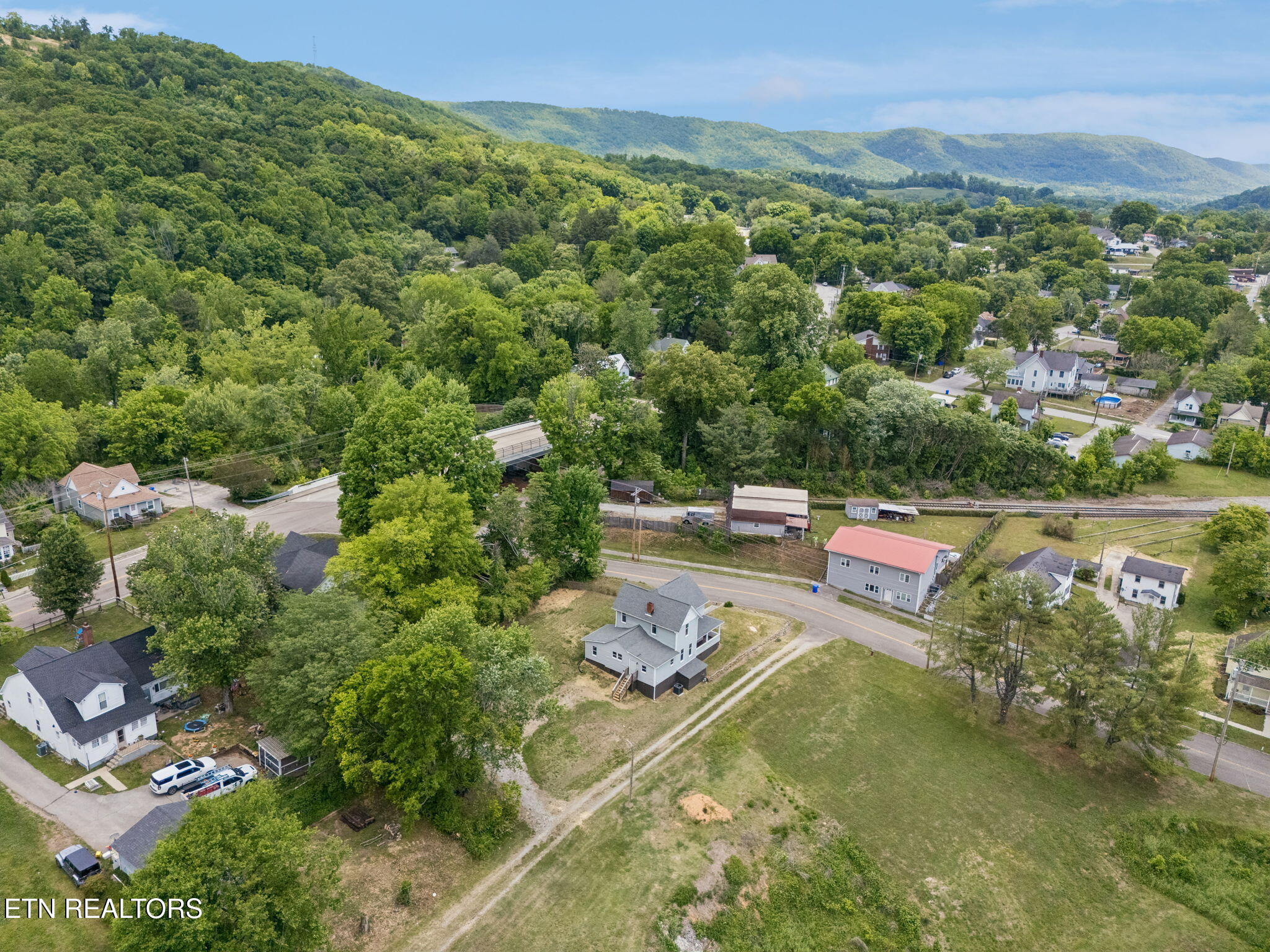 902 Queen Avenue Harriman TN 37748