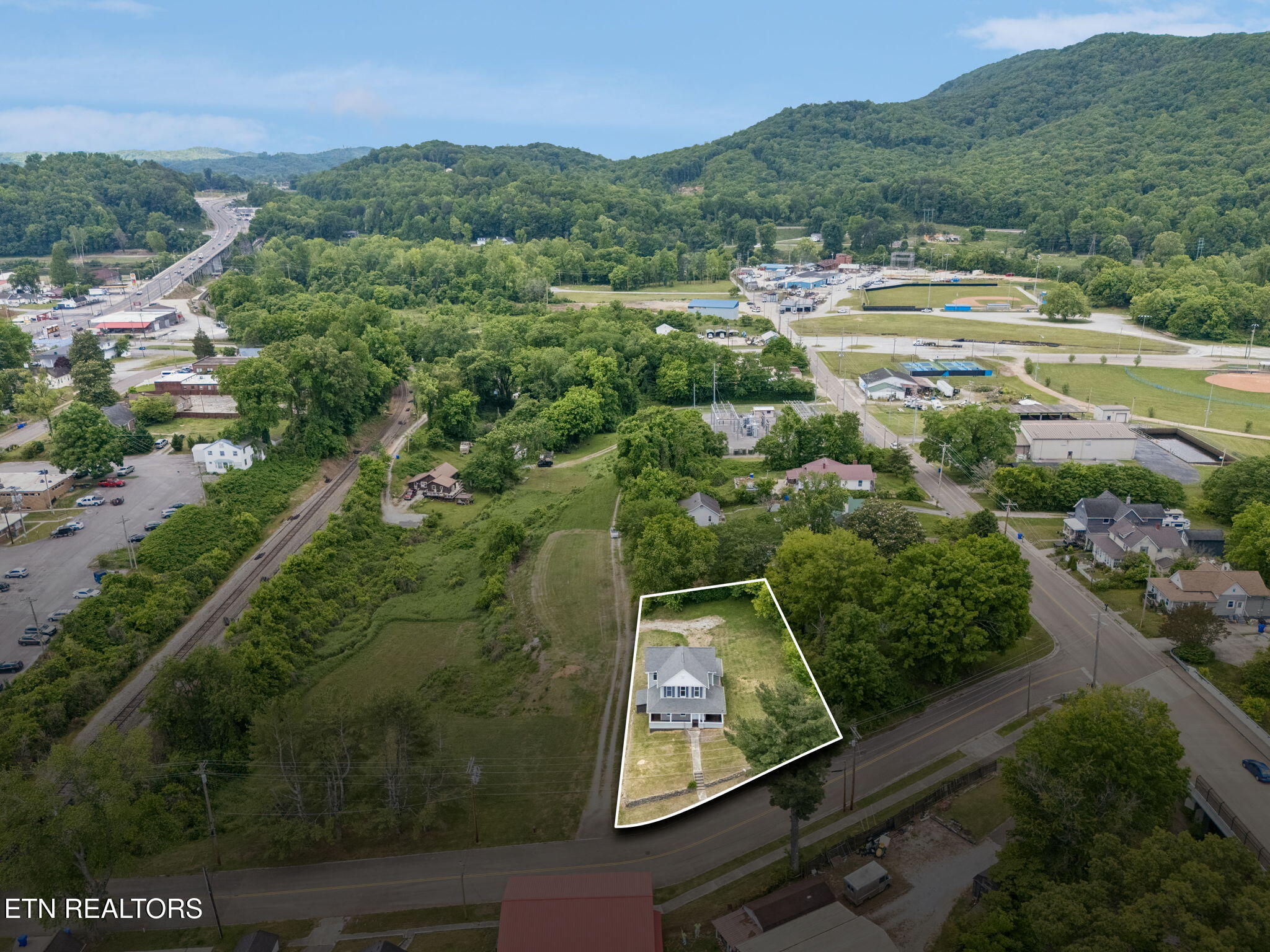 902 Queen Avenue Harriman TN 37748