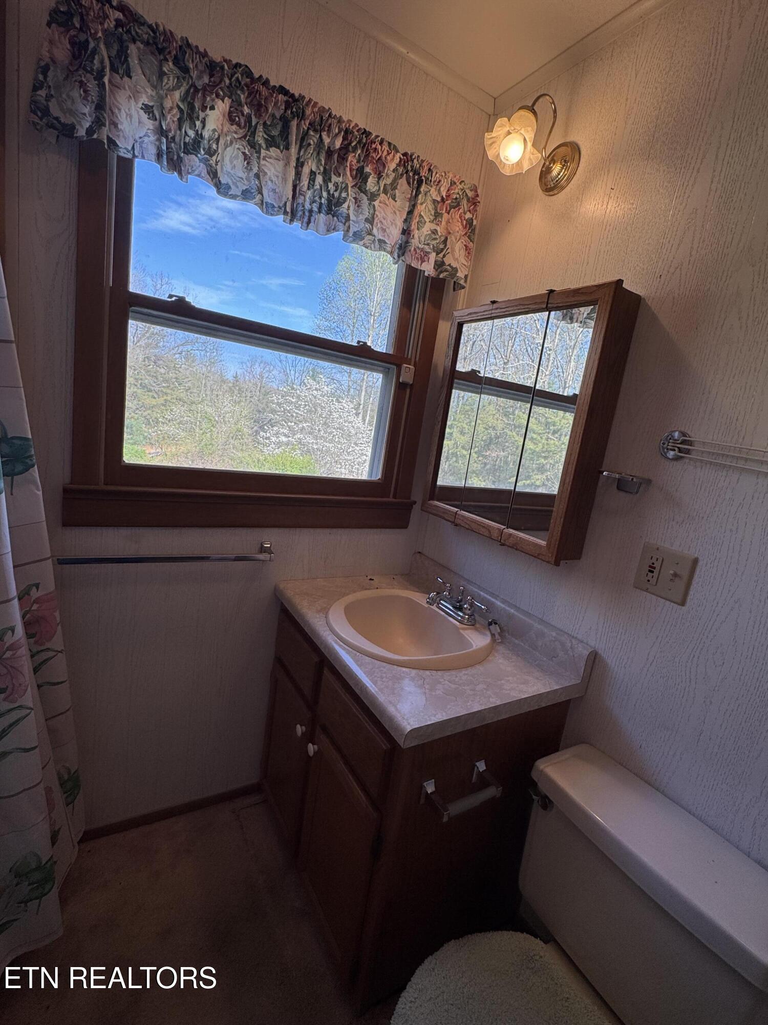 211 Black Oak Road Oneida TN 37841