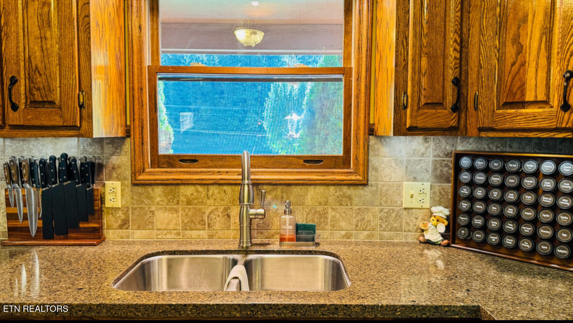 212 Granite Road Clinton TN 37716