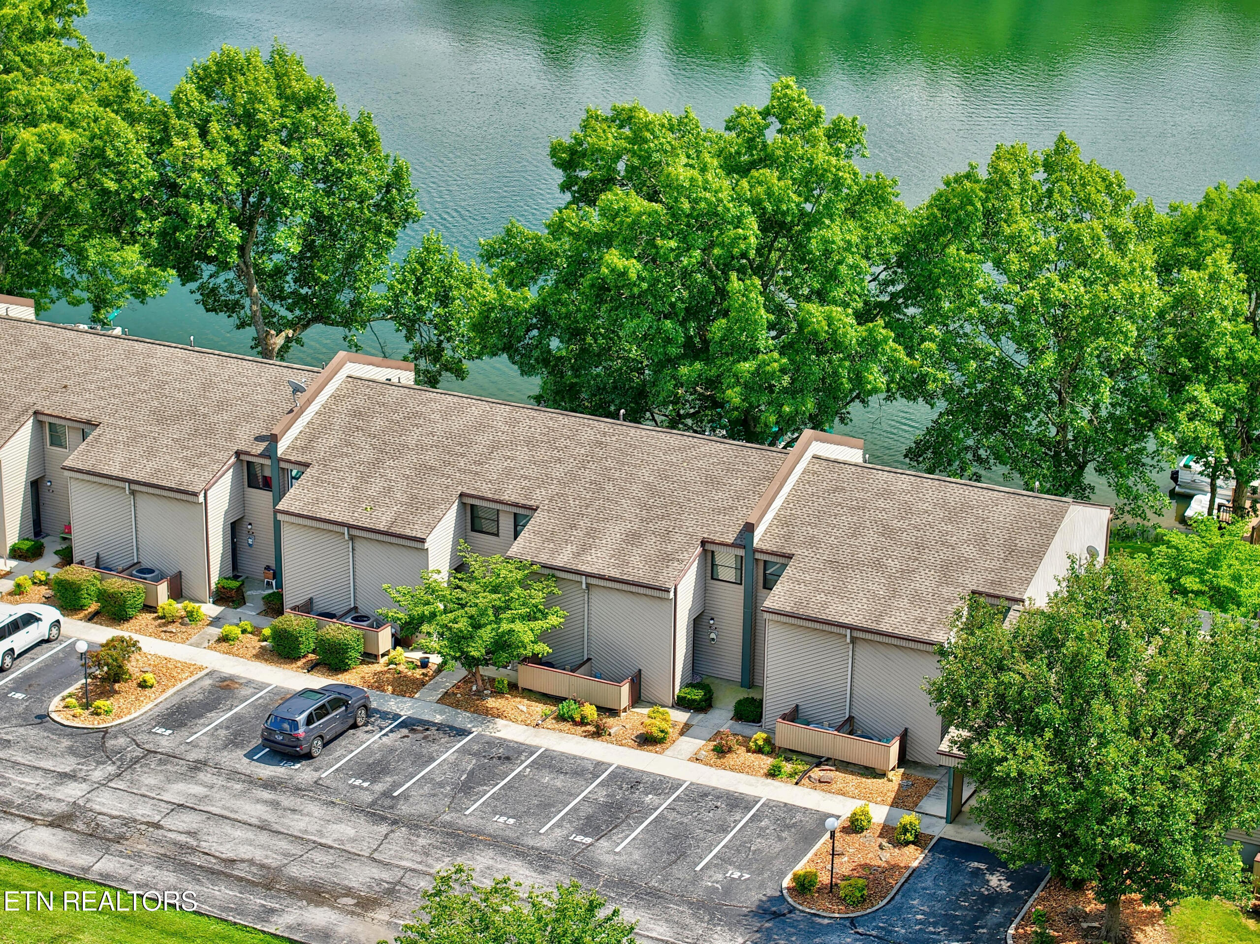 64 Lakeshore Circle Crossville TN 38558