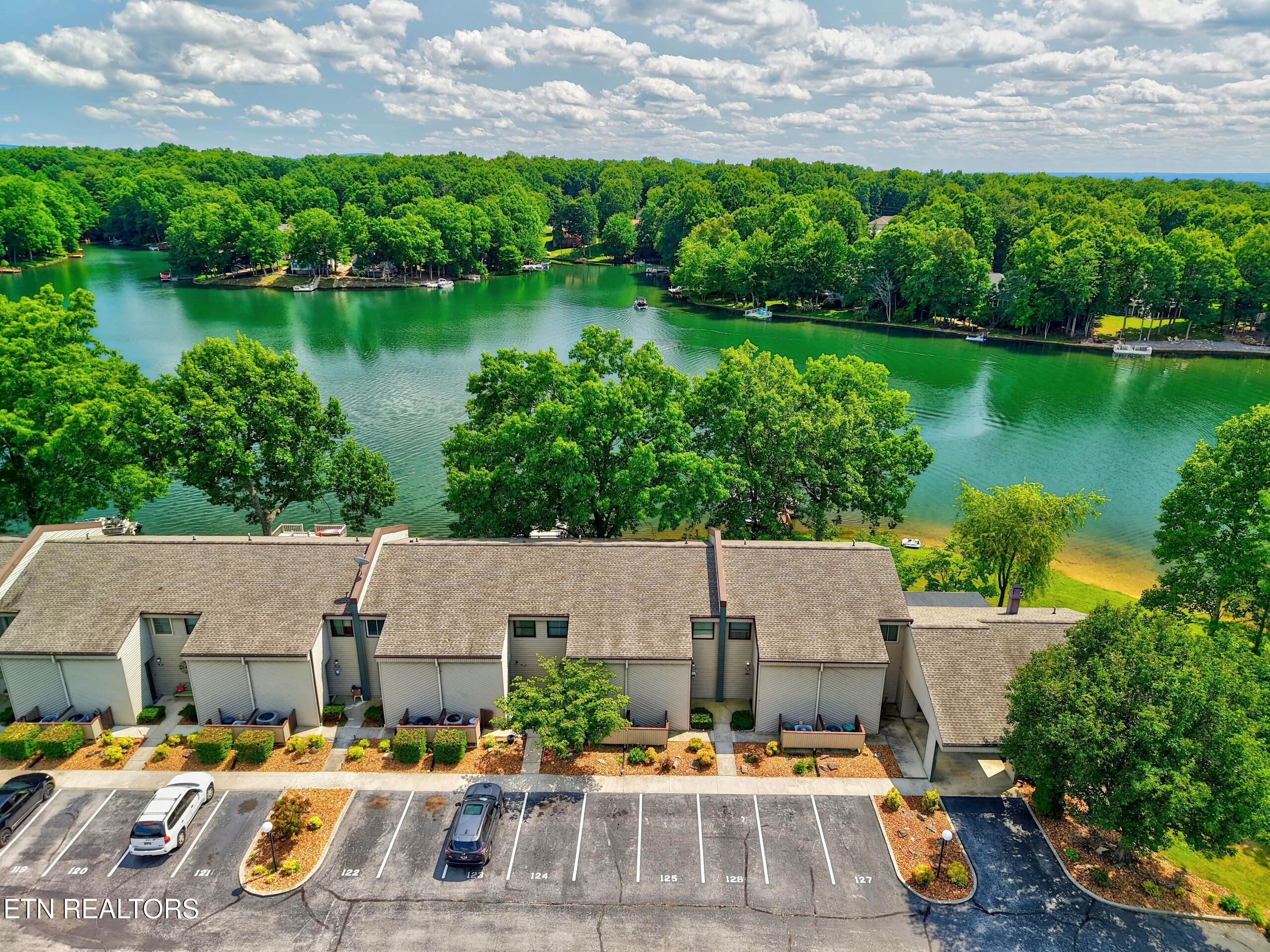 64 Lakeshore Circle Crossville TN 38558