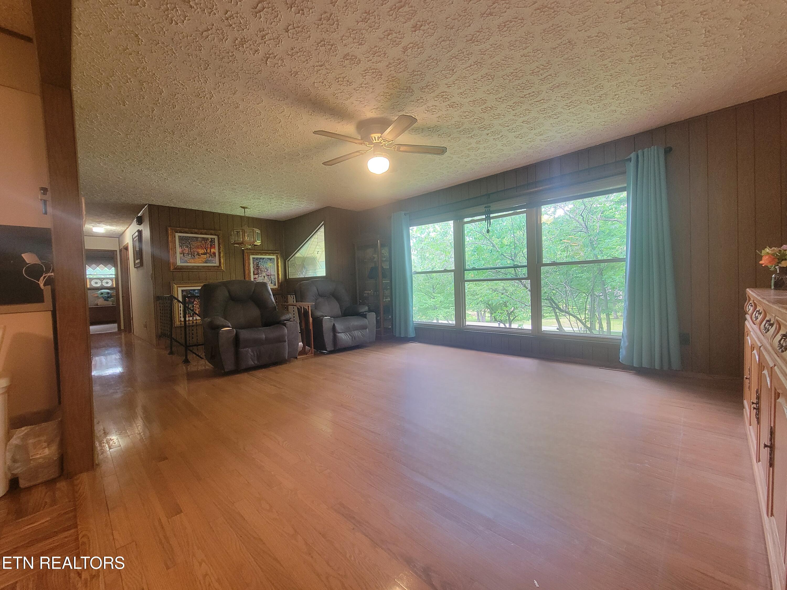 572 S Lake Drive Oneida TN 37841