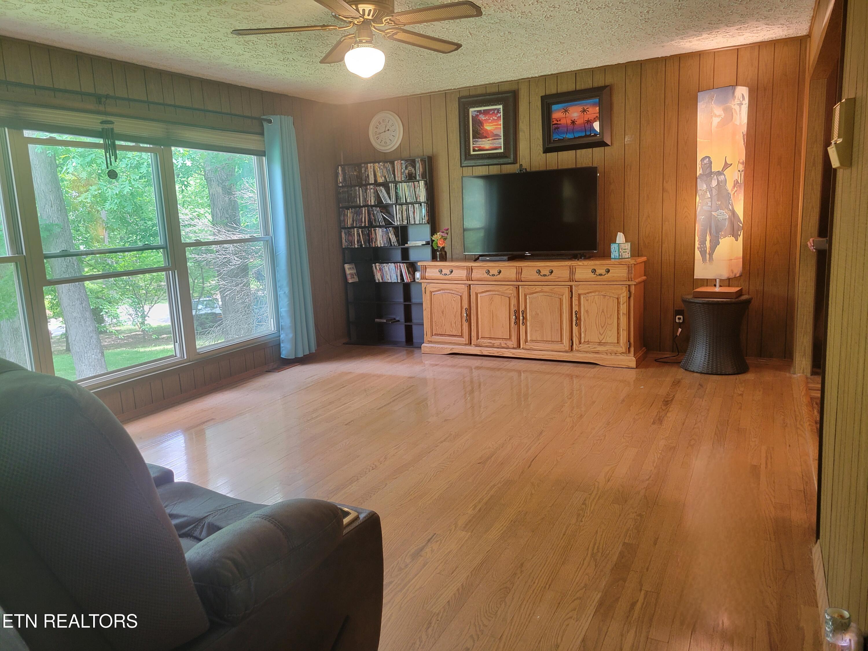 572 S Lake Drive Oneida TN 37841