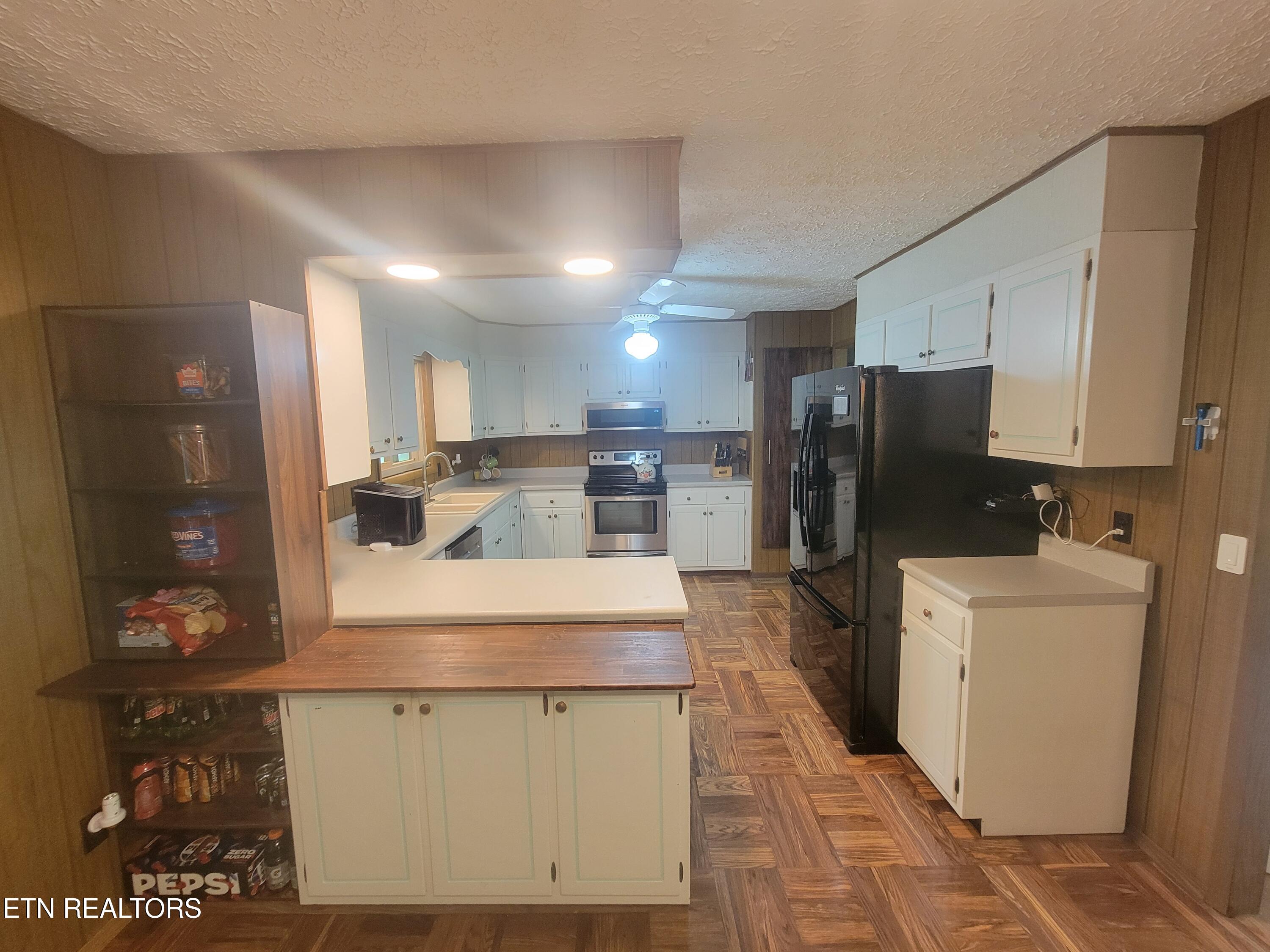 572 S Lake Drive Oneida TN 37841
