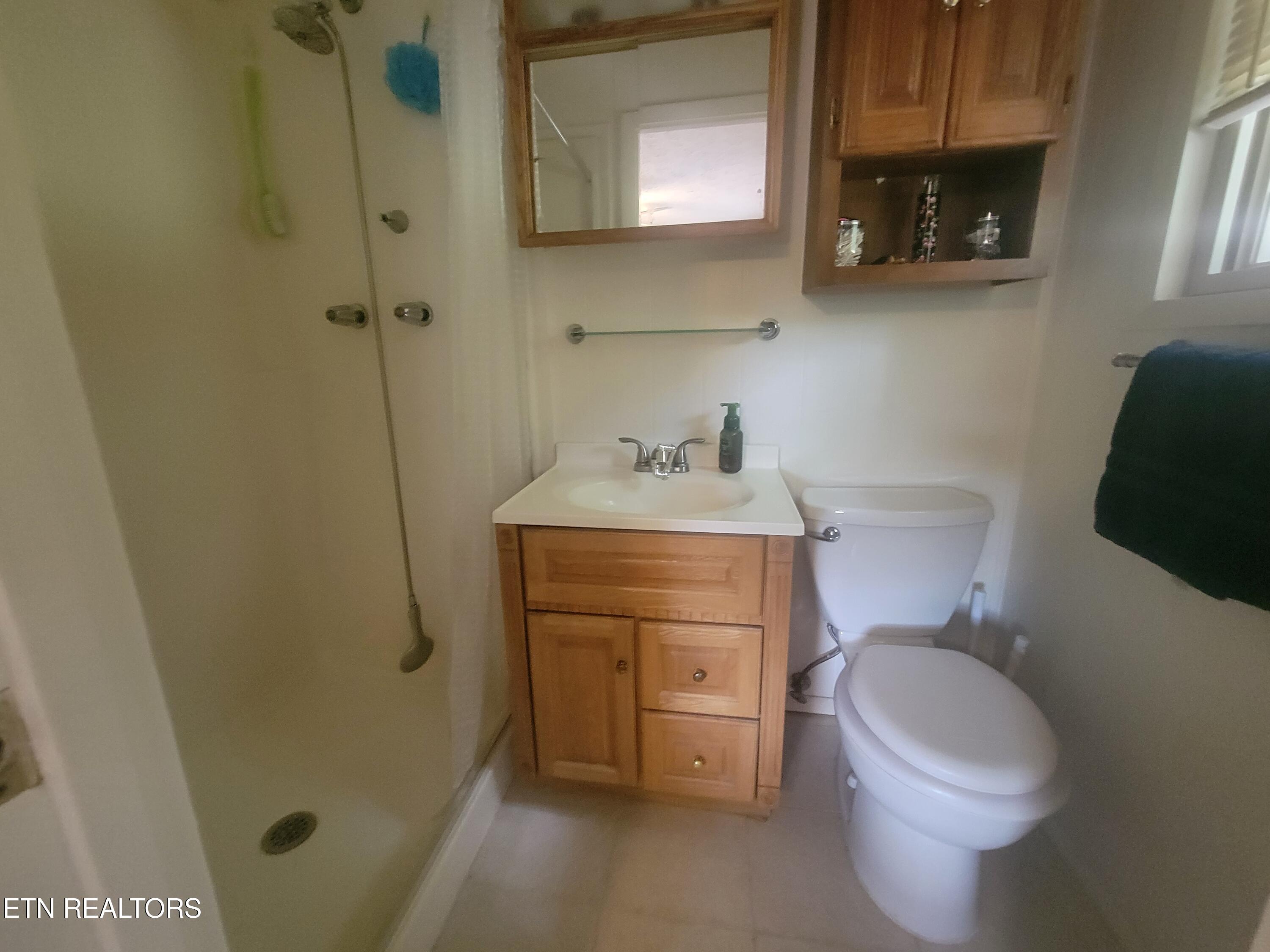 572 S Lake Drive Oneida TN 37841