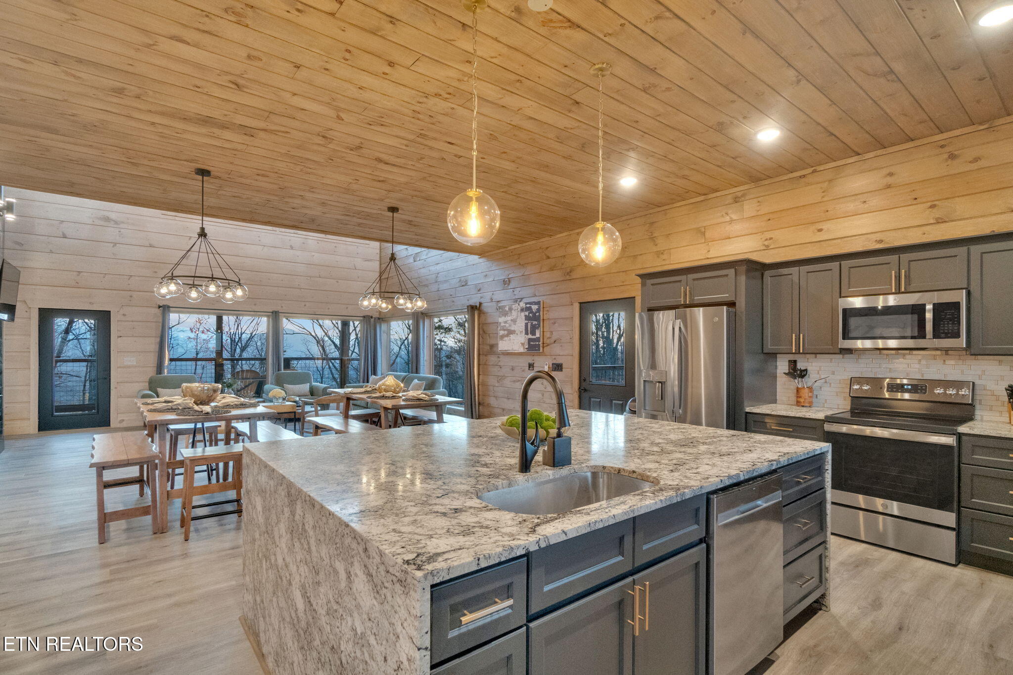 2520 Angelos Mountain Way Pigeon Forge TN 37862