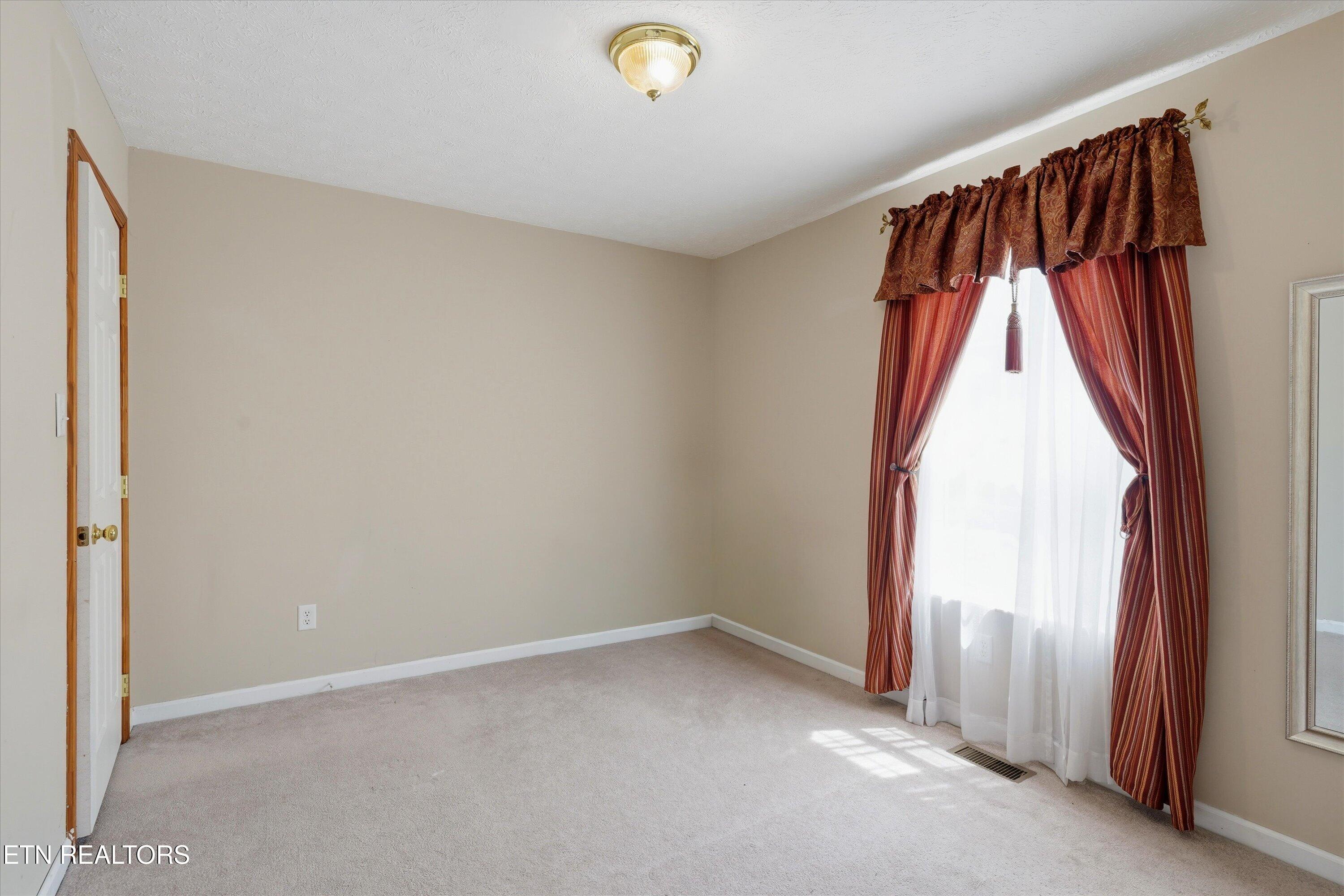 1517 Bob Young Lane Lenoir City TN 37772