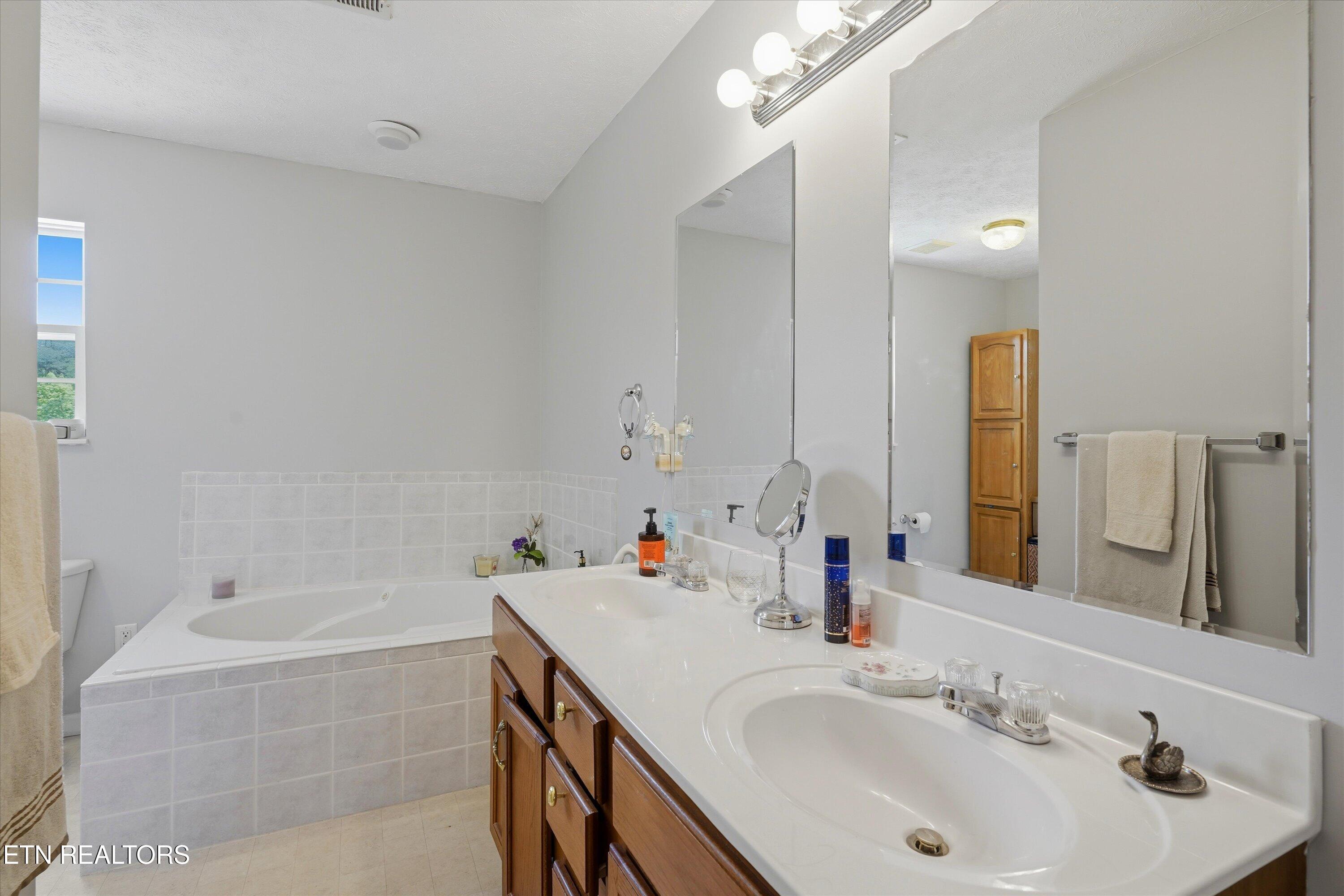 1517 Bob Young Lane Lenoir City TN 37772