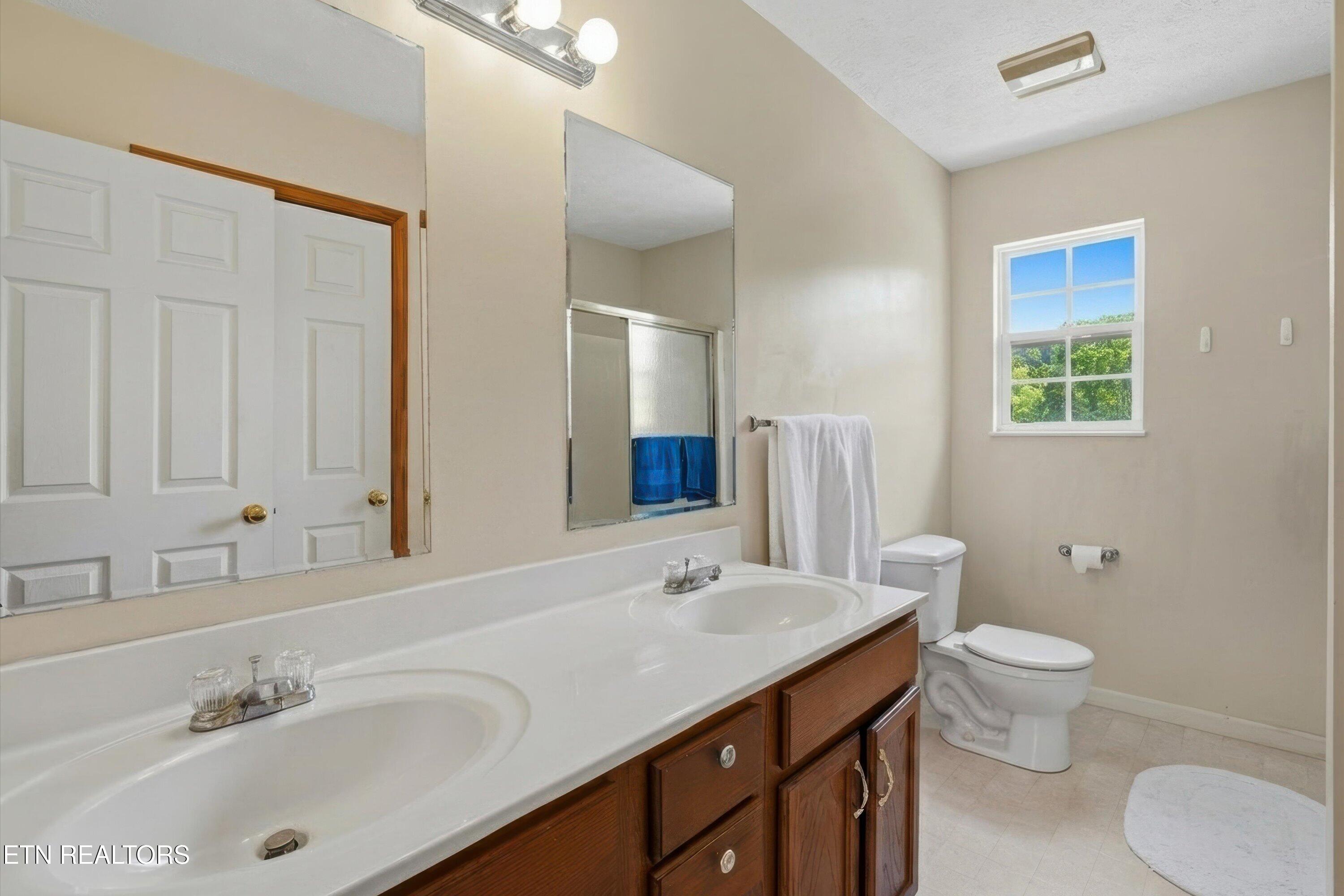 1517 Bob Young Lane Lenoir City TN 37772