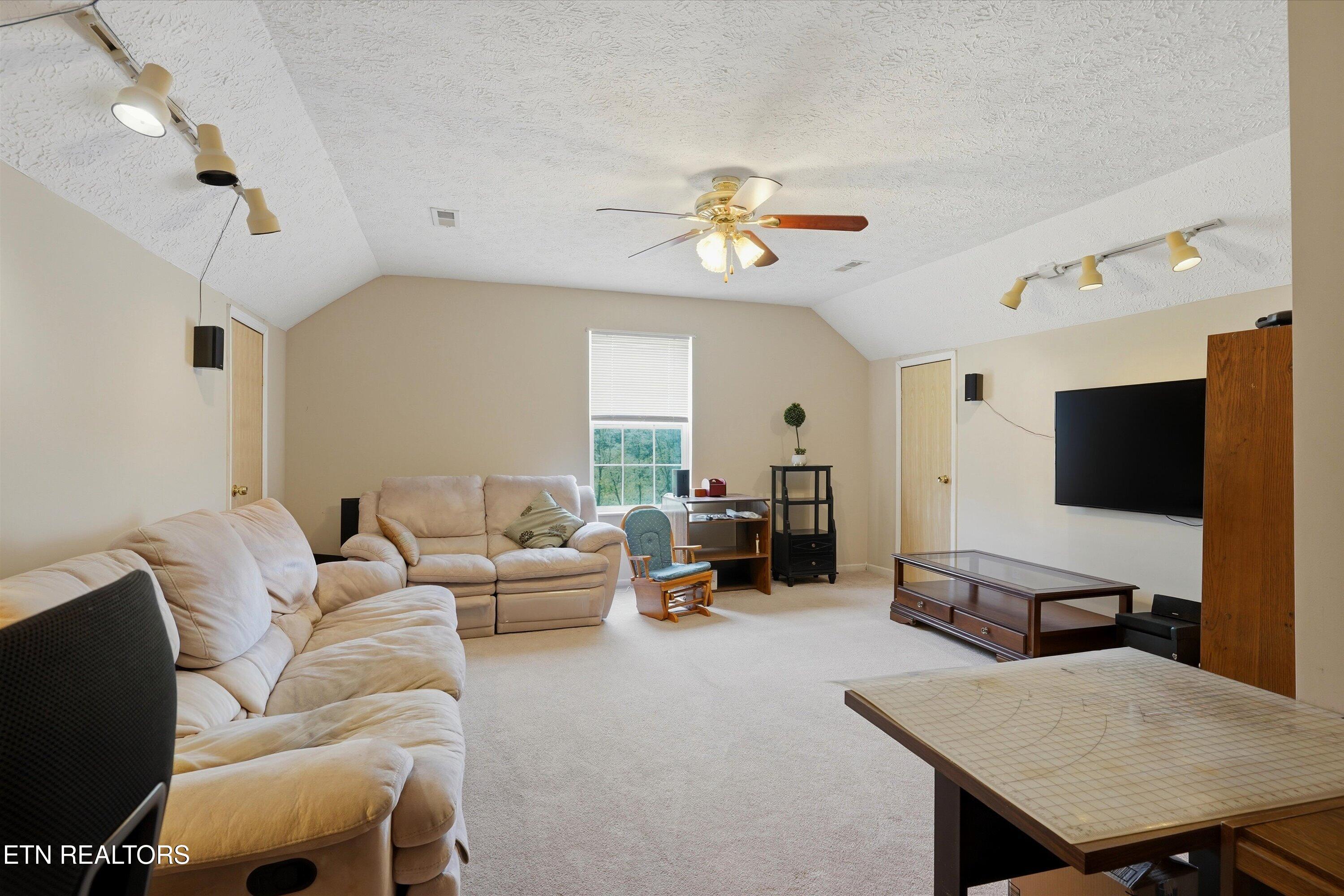1517 Bob Young Lane Lenoir City TN 37772