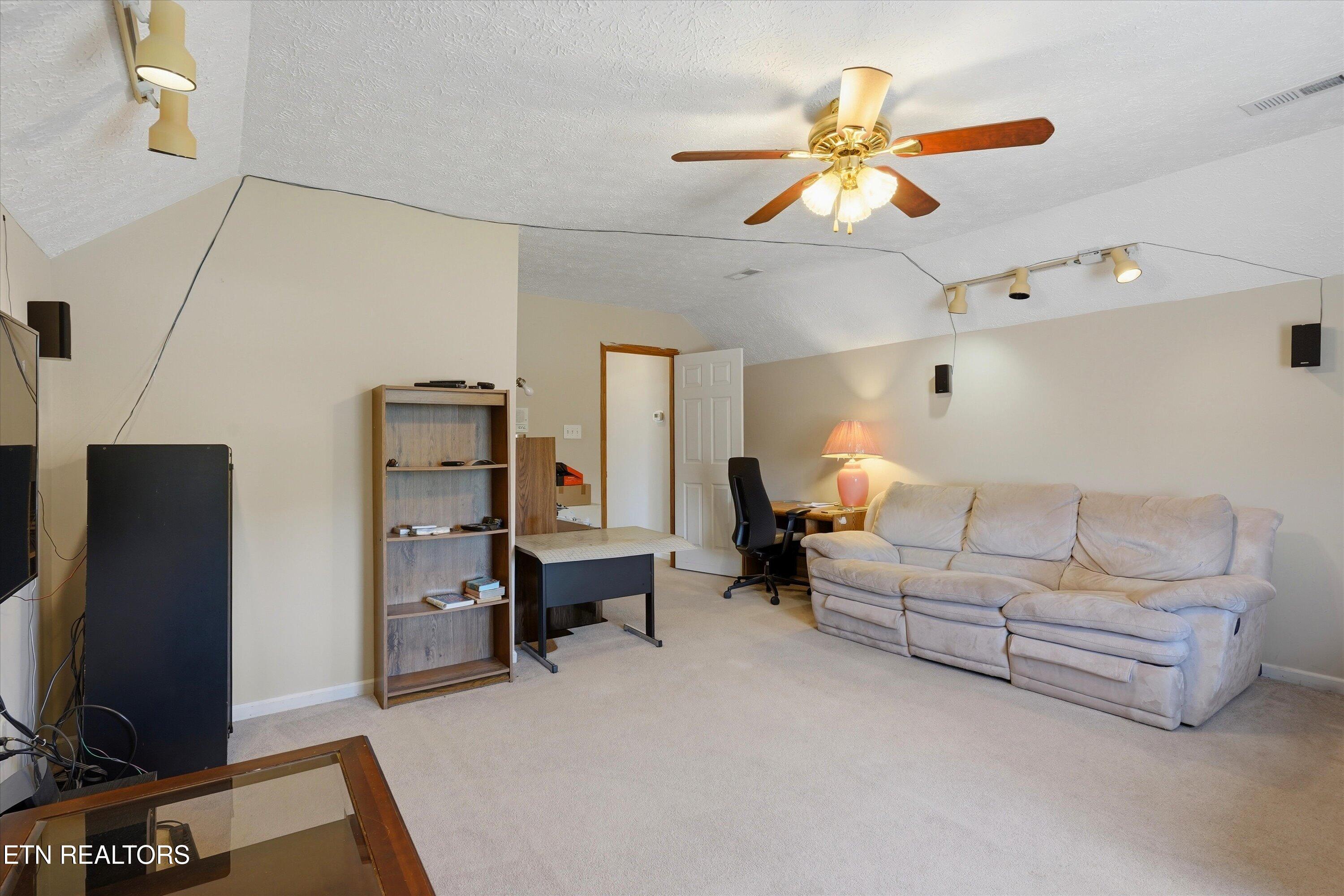 1517 Bob Young Lane Lenoir City TN 37772