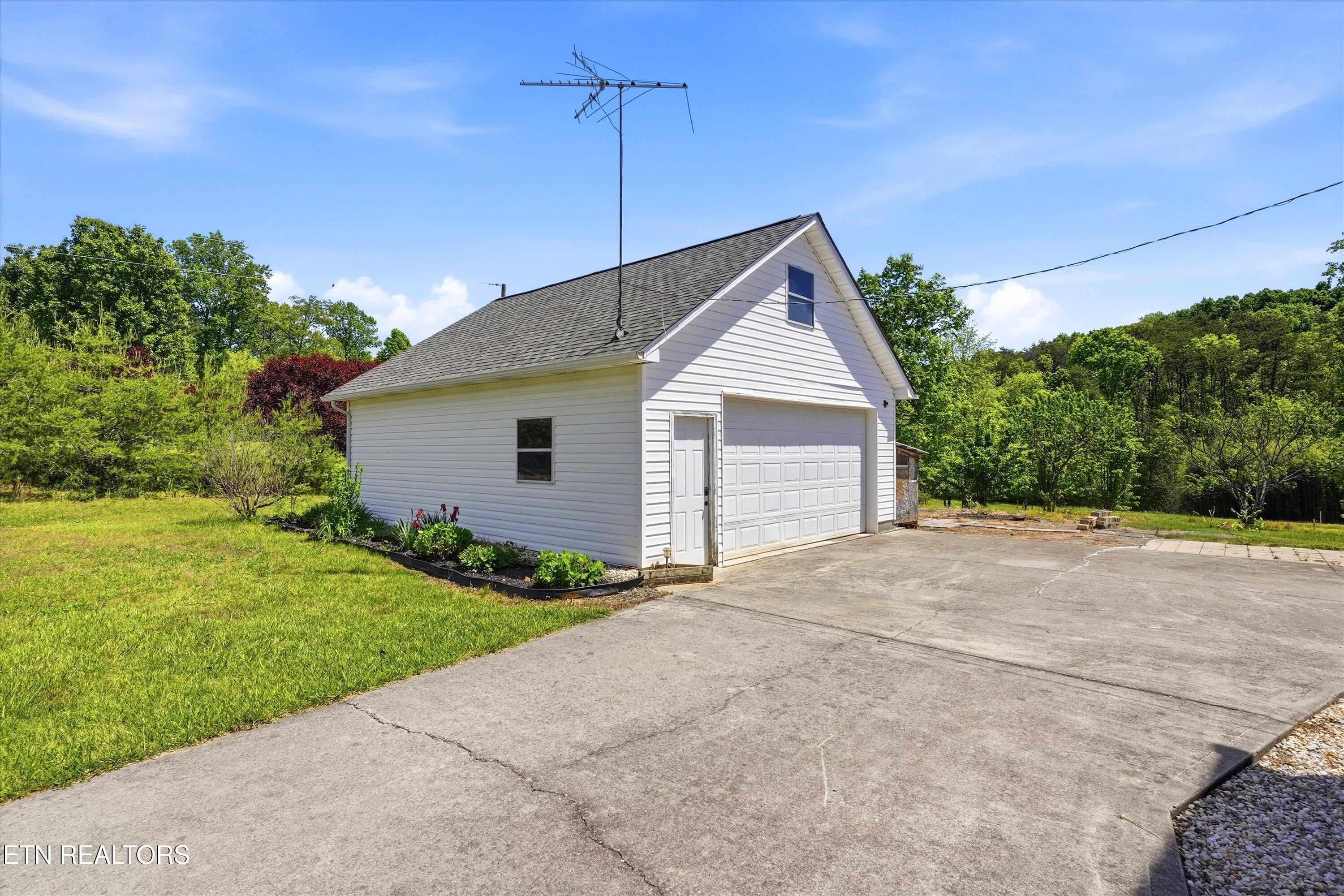 1517 Bob Young Lane Lenoir City TN 37772