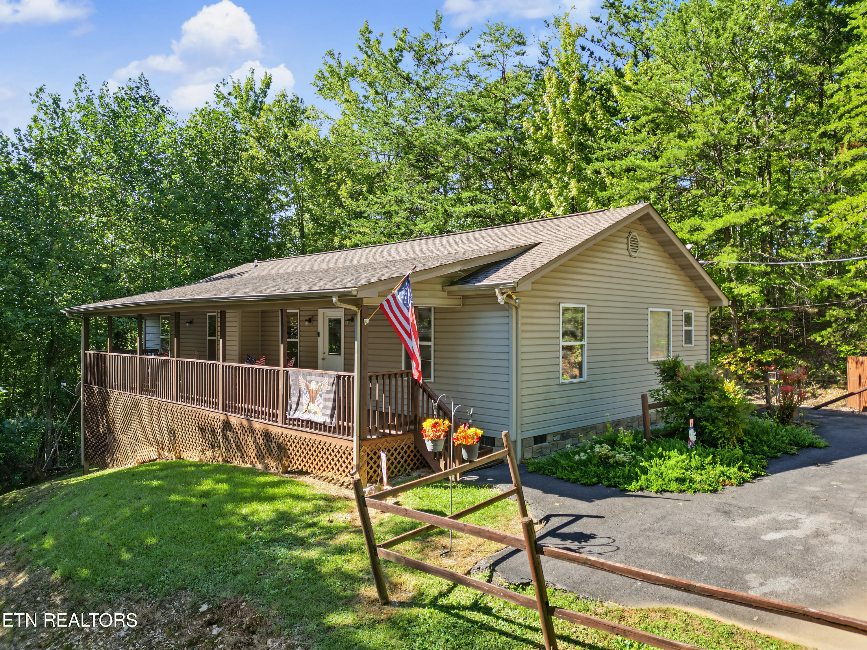 1533 Honey Bee Cove Way Pigeon Forge TN 37863