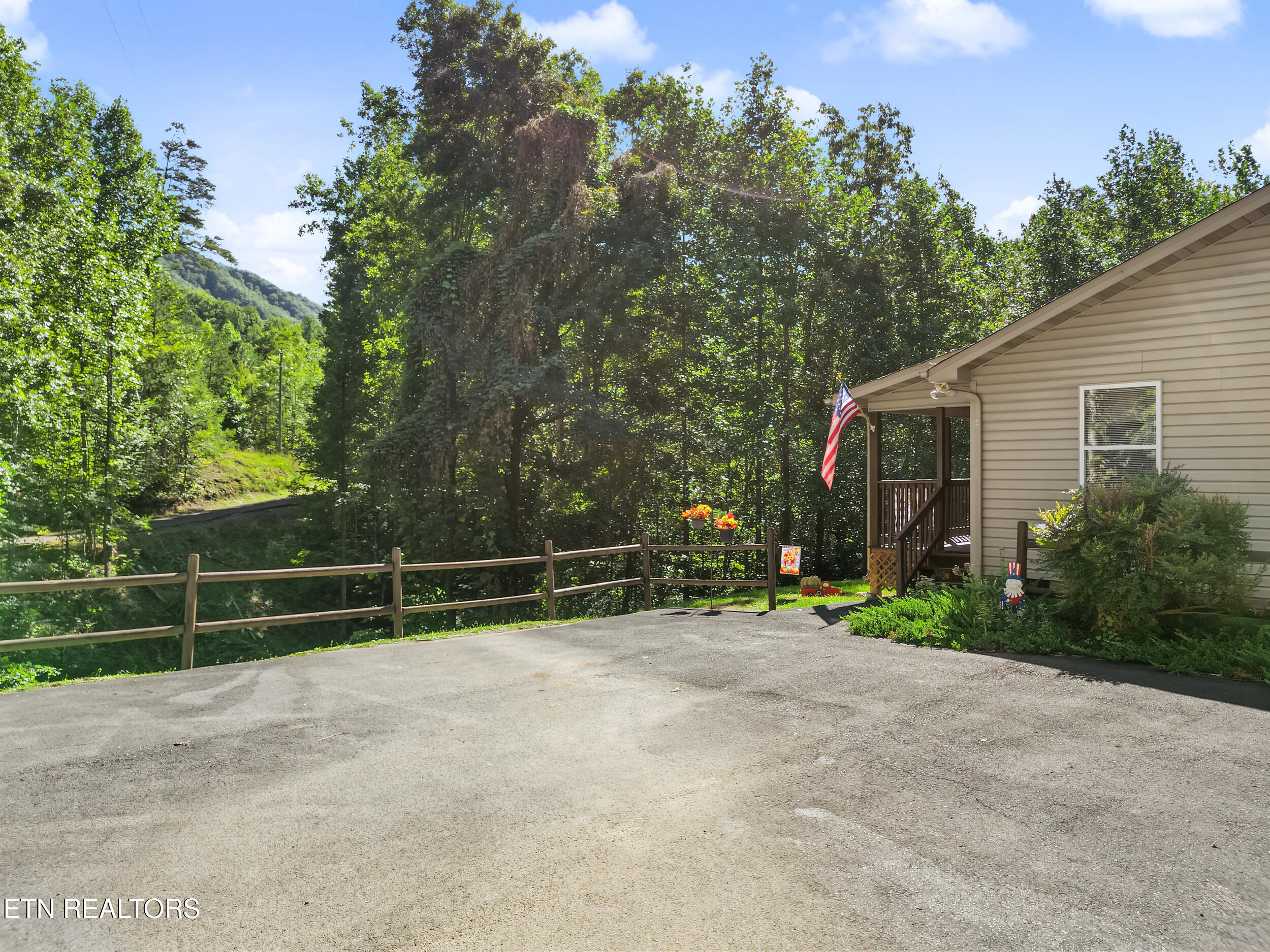 1533 Honey Bee Cove Way Pigeon Forge TN 37863