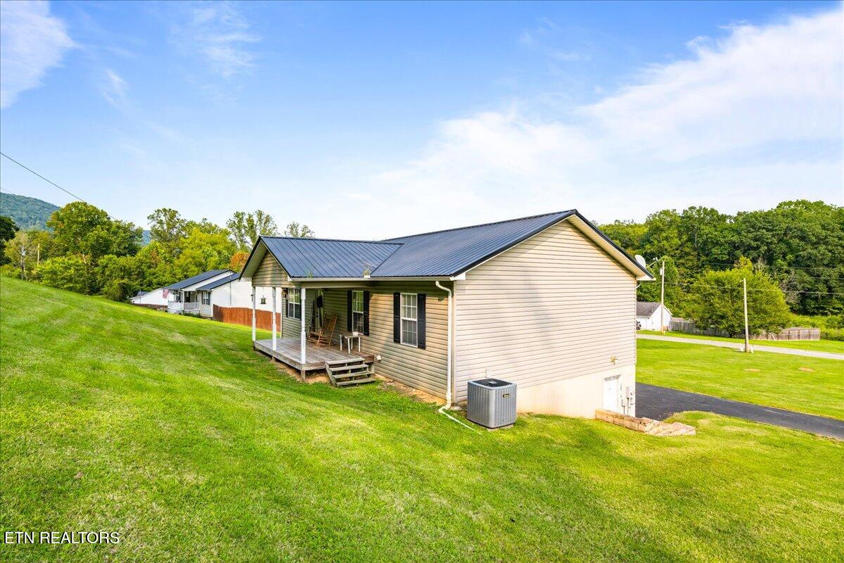 115 Sam William Lane Jacksboro TN 37757