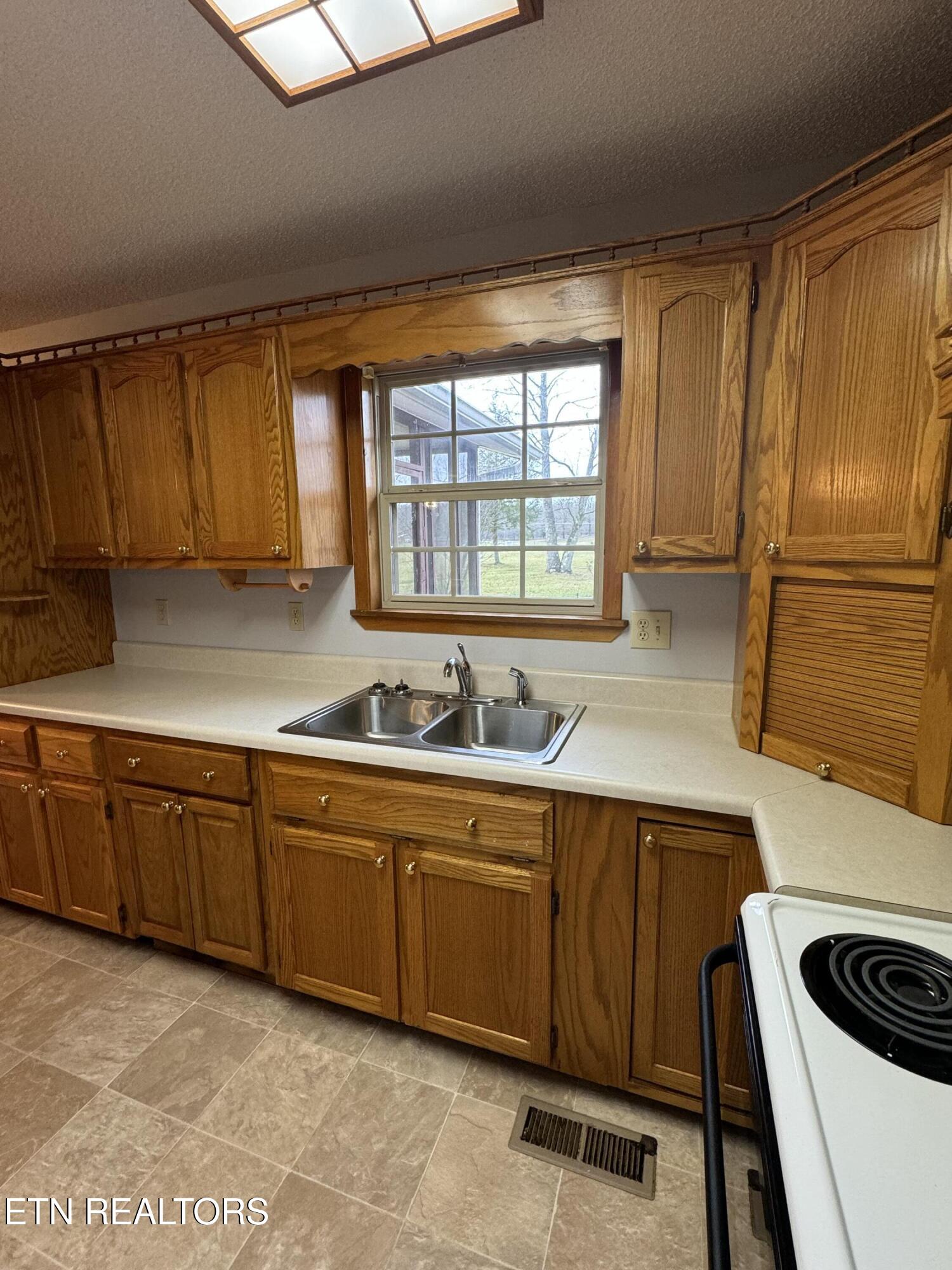 276 O & W Road Oneida TN 37841