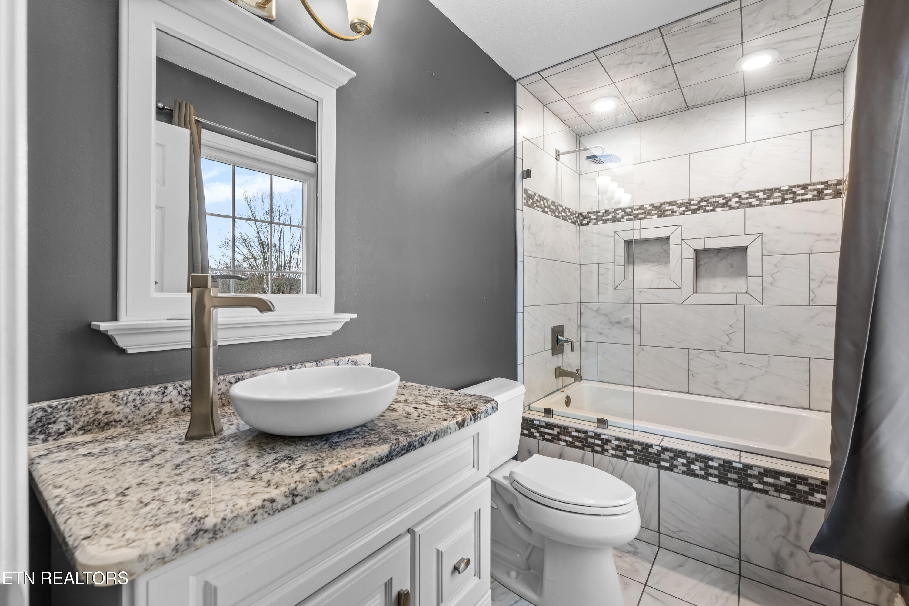 206 Hickory Lane Jacksboro TN 37757