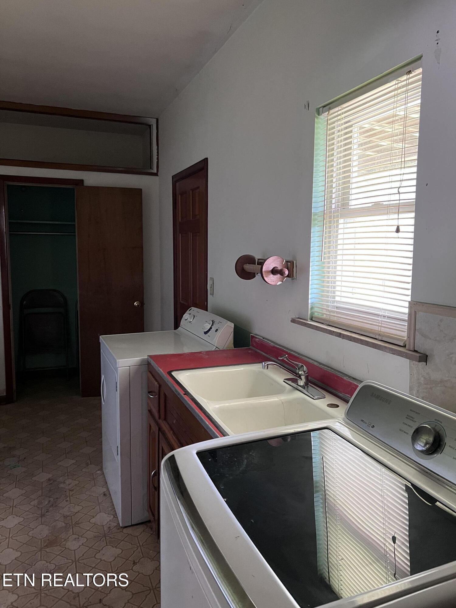 1448/1448B Louisville Road Alcoa TN 37701