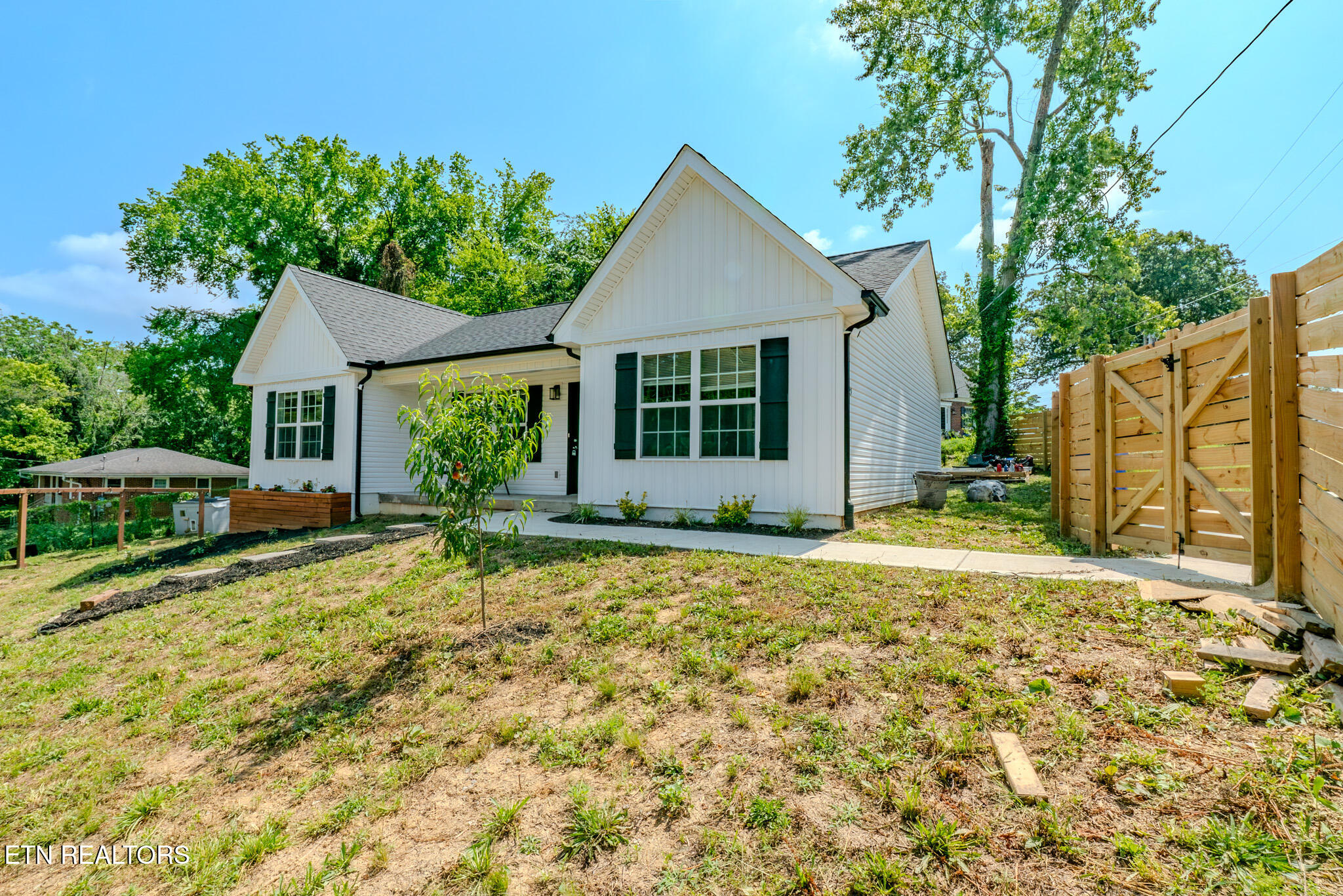 229 Edgewood Avenue Clinton TN 37716