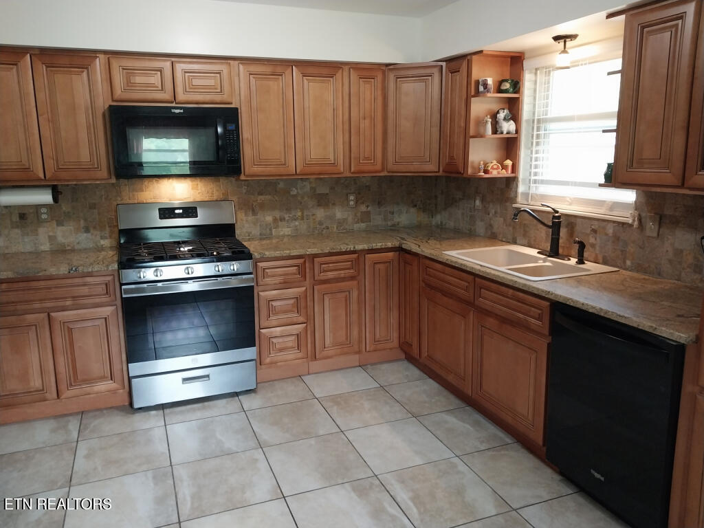 3381 Upper Caney Valley Road Tazewell TN 37879
