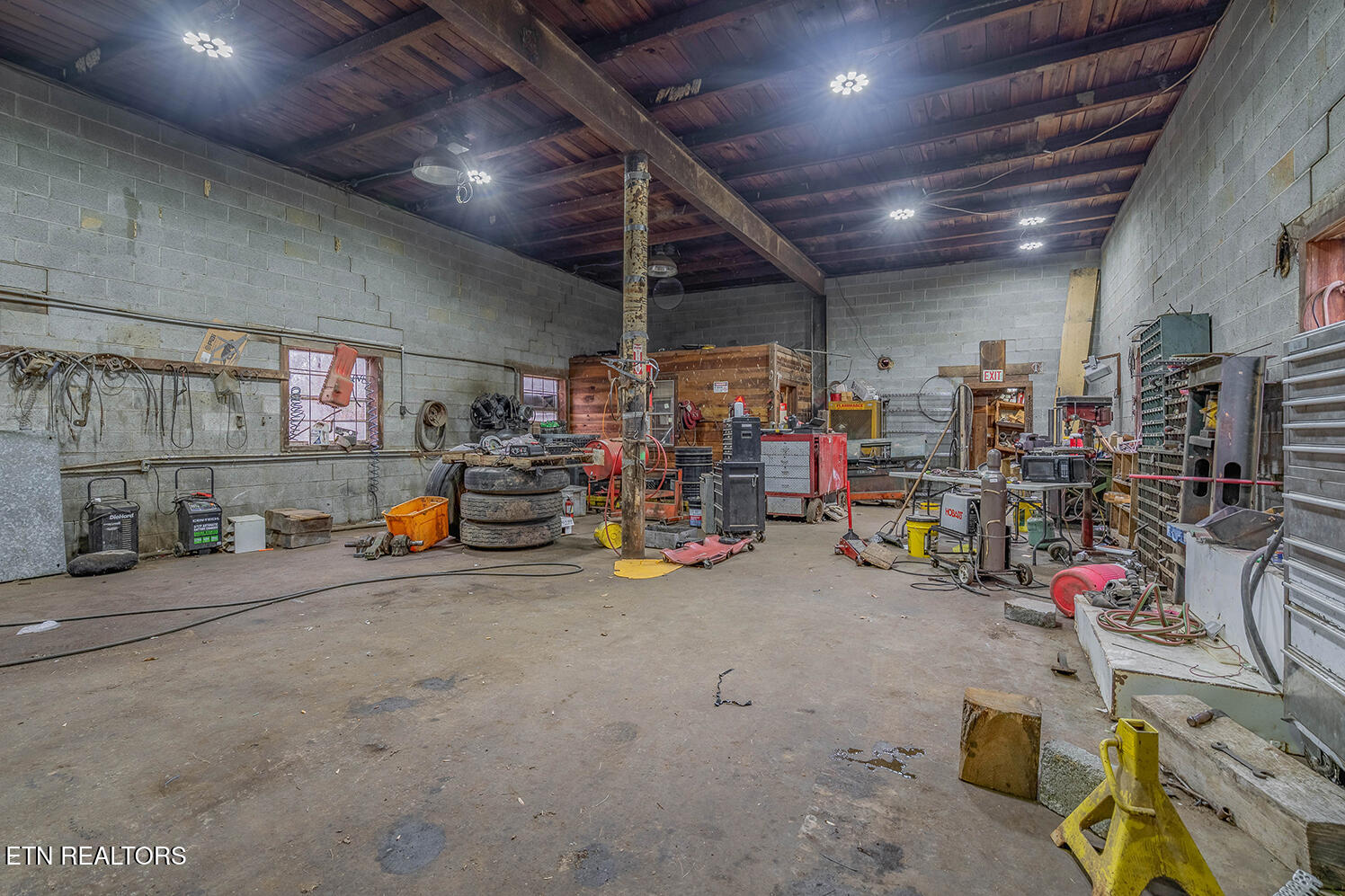 147 R & R Sawmill Road Harriman TN 37748
