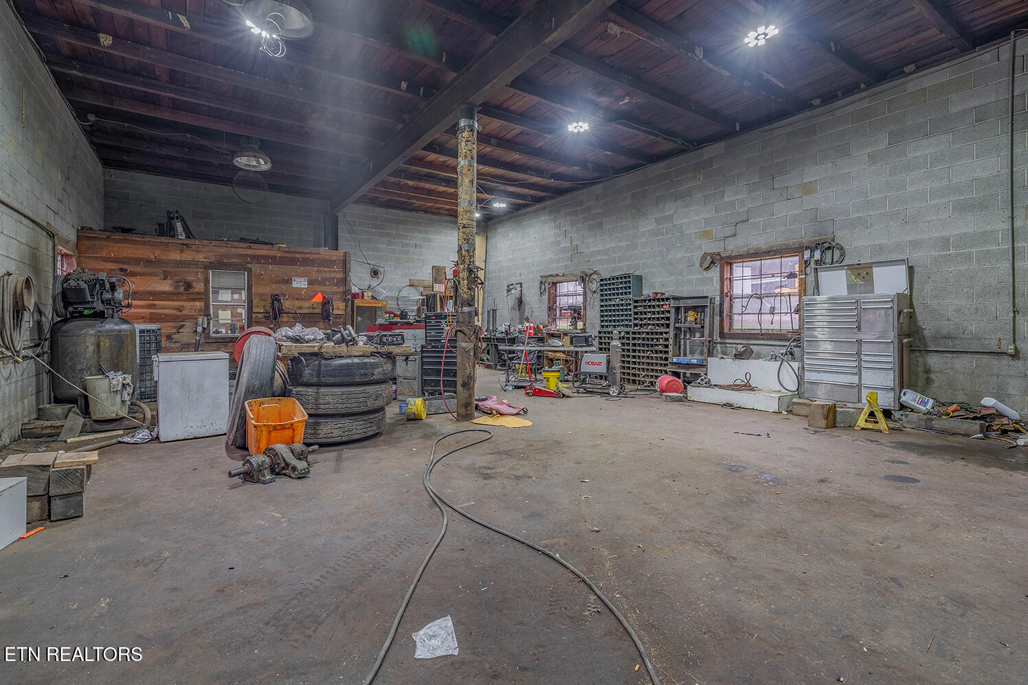 147 R & R Sawmill Road Harriman TN 37748