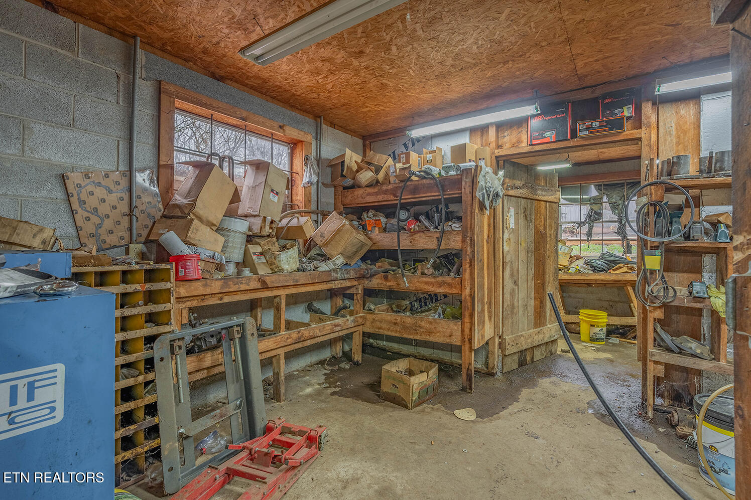 147 R & R Sawmill Road Harriman TN 37748