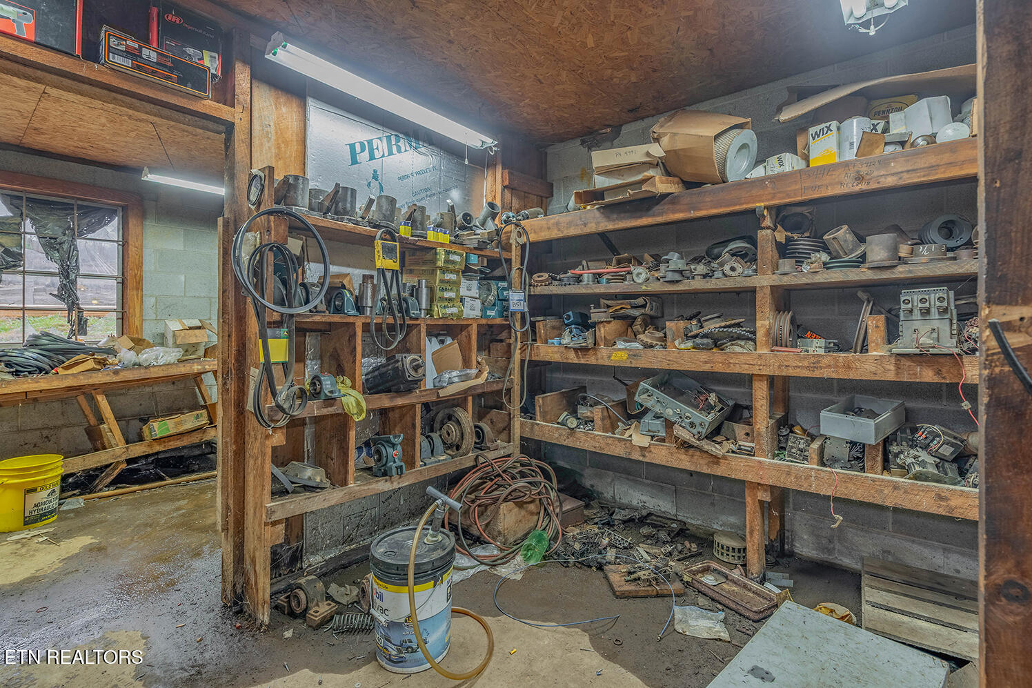 147 R & R Sawmill Road Harriman TN 37748