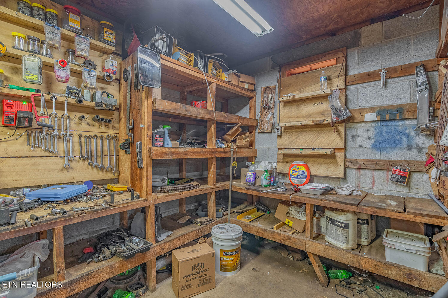 147 R & R Sawmill Road Harriman TN 37748