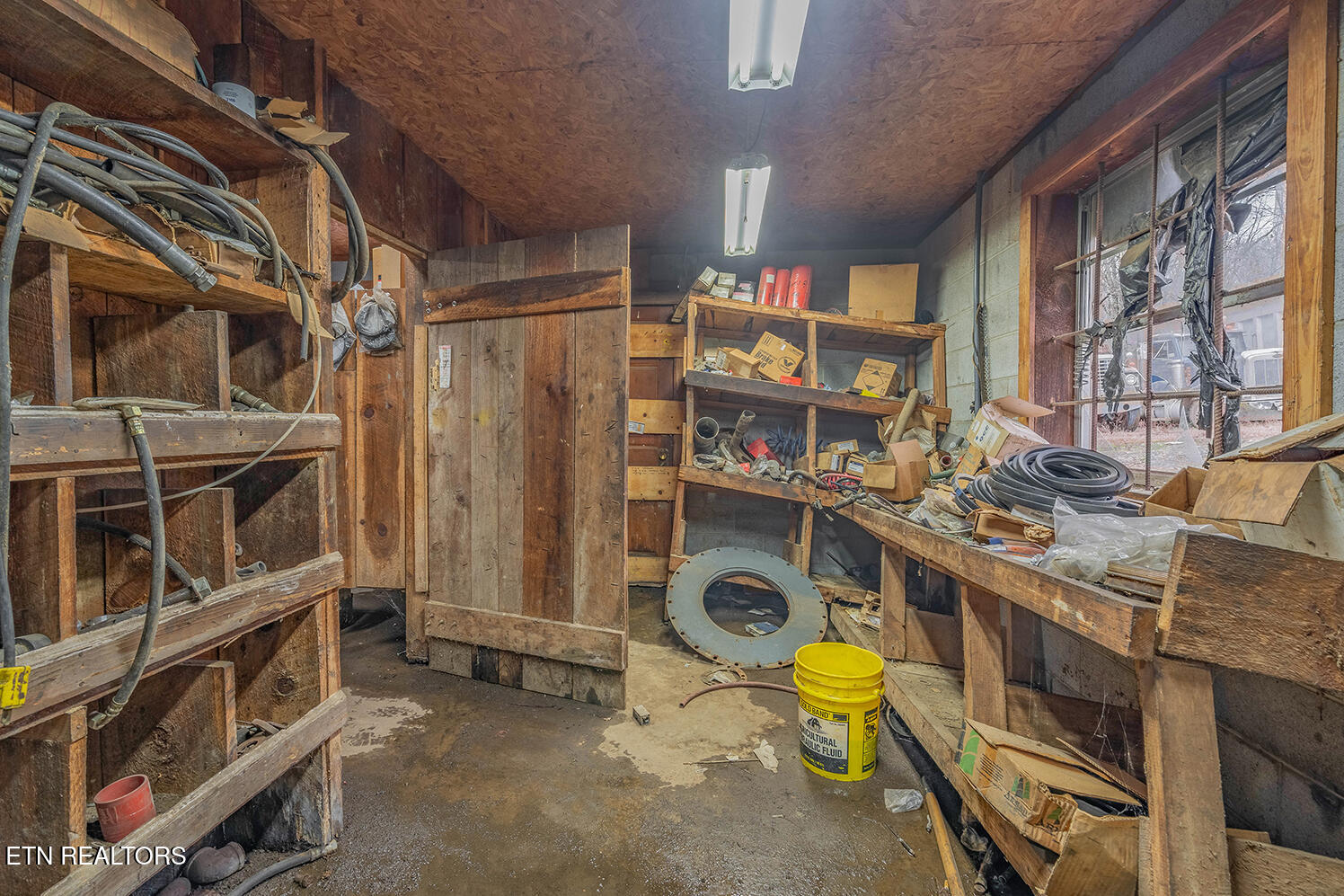 147 R & R Sawmill Road Harriman TN 37748