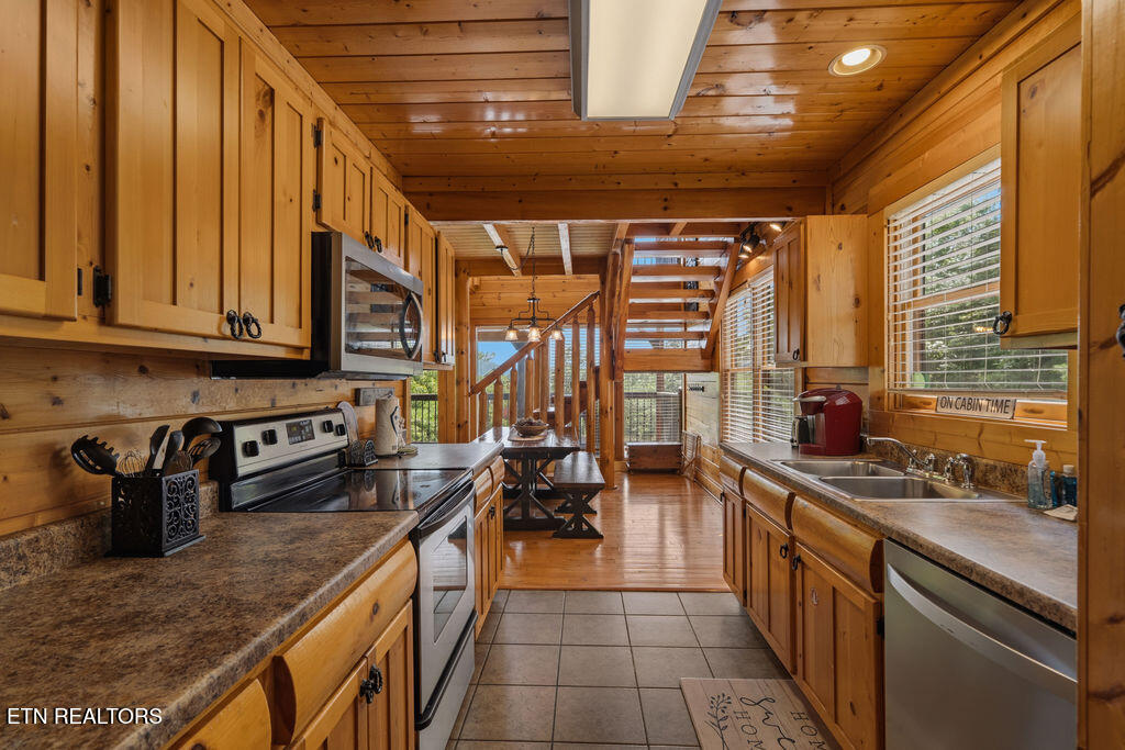 1435 Zachary Thomas Lane Sevierville TN 37876