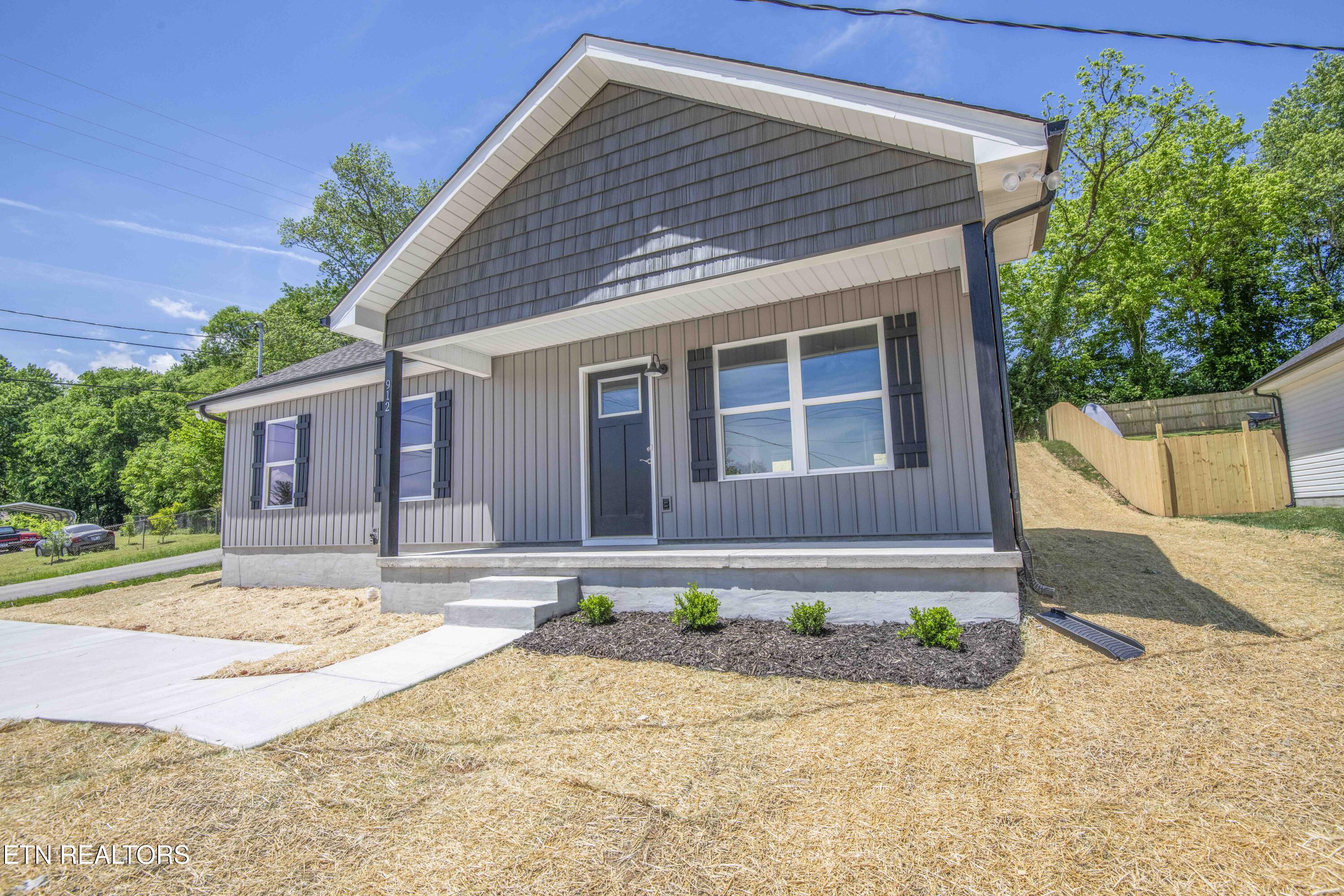 912 Mcadoo Street Clinton TN 37716