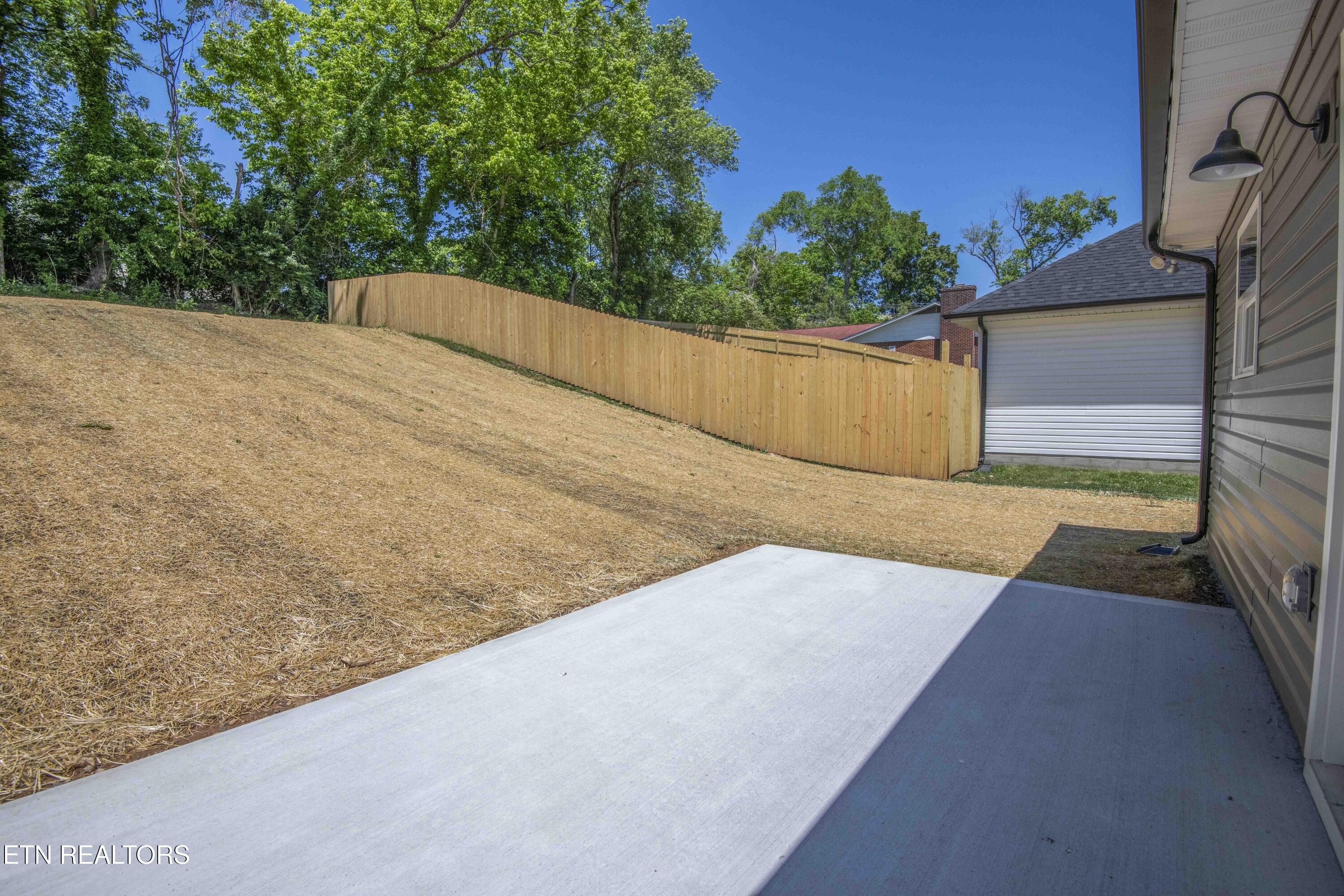 912 Mcadoo Street Clinton TN 37716