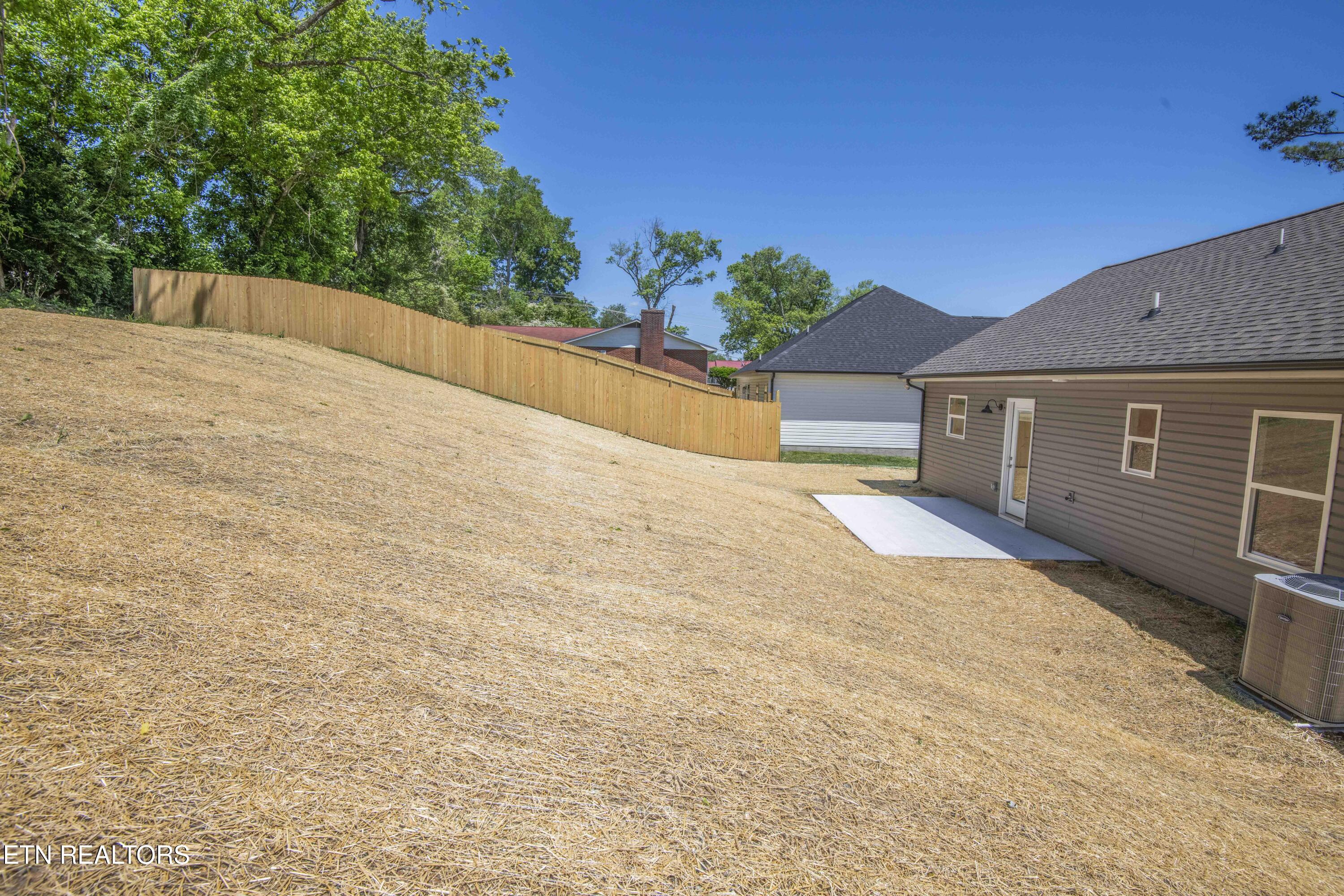 912 Mcadoo Street Clinton TN 37716