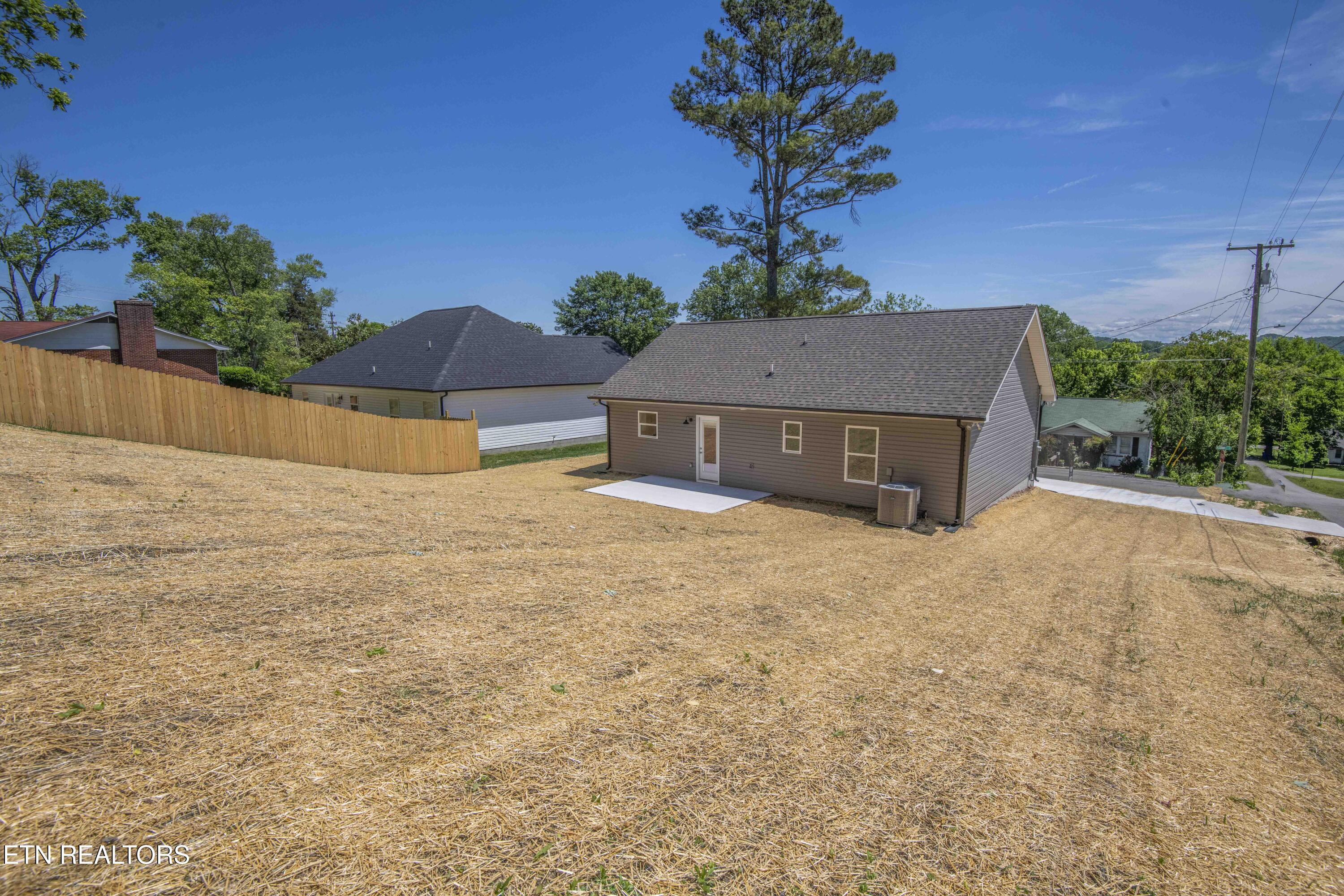 912 Mcadoo Street Clinton TN 37716