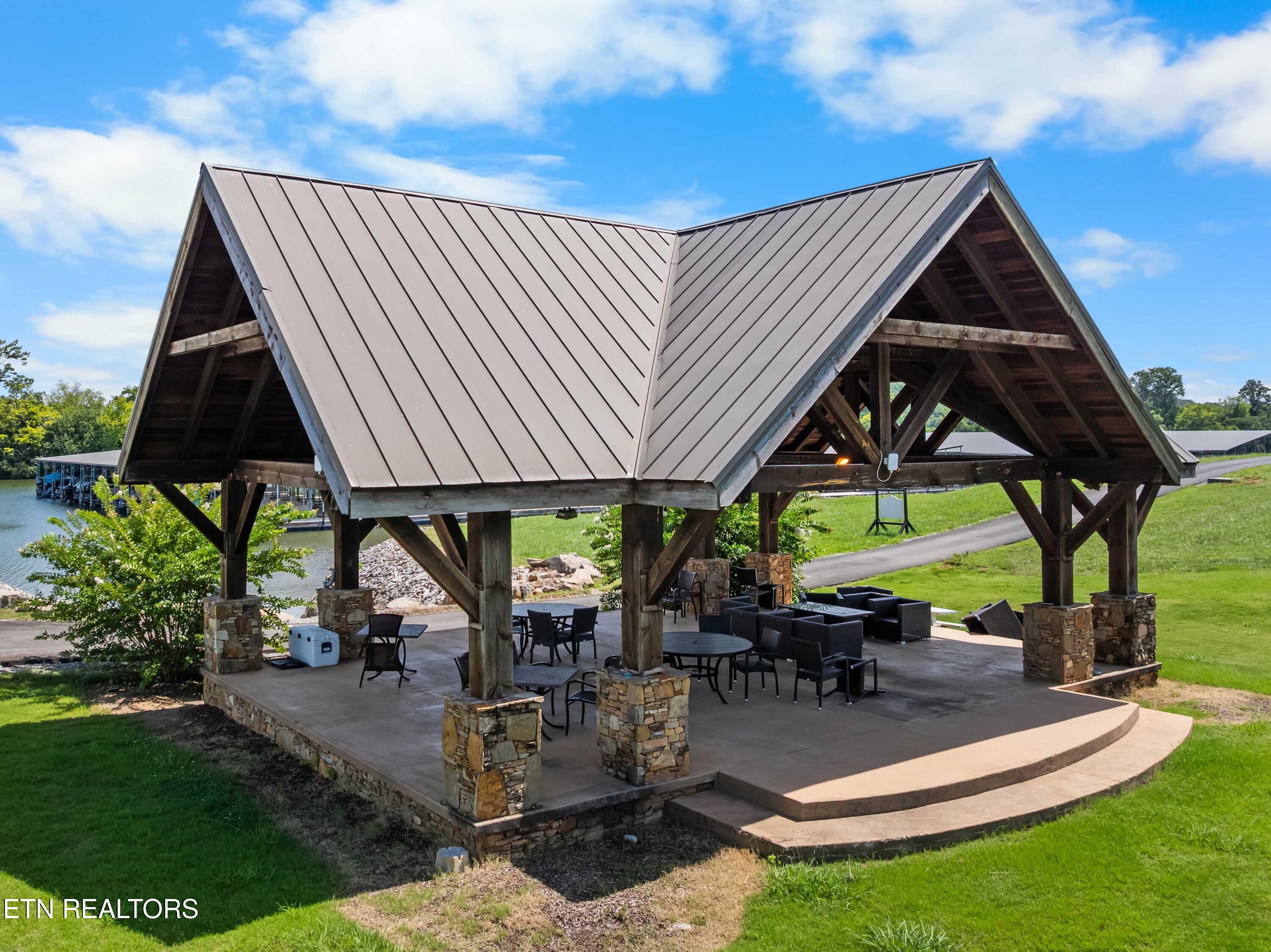 179 Island Circle Loudon TN 37774