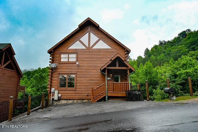 1044 Black Bear Cub Way Sevierville TN 37862